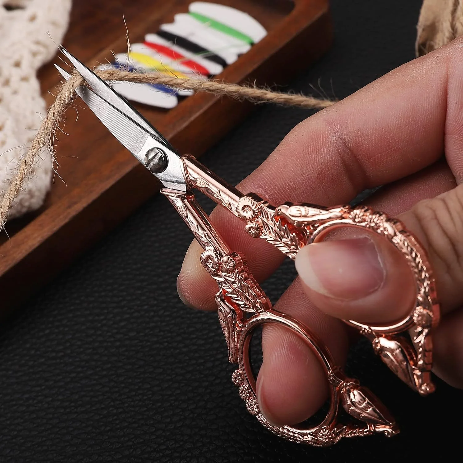 قیچی گلدوزی YOUGUOM - قیچی کوچک نوک تیز قدیمی برای کاردستی، آثار هنری، ابزار DIY صنایع دستی، 4.6 اینچ طرح پرنده رزگلد قیچی گلدوزی YOUGUOM - قیچی کوچک نوک تیز قدیمی برای کاردستی، آثار هنری، ابزار DIY صنایع دستی، 4.6 اینچ طرح پرنده رزگلد