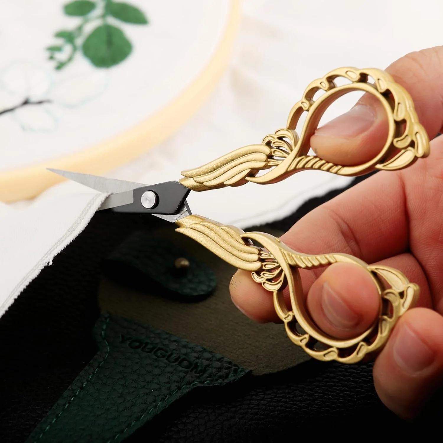 قیچی خیاطی کوچک YOUGUOM با کیف، مناسب برای گلدوزی، کاردستی، بافندگی، سوزن دوزی، کوک ضربدری، قلاب بافی، نخ، پارچه و برش دقیق قیچی خیاطی کوچک YOUGUOM با کیف، مناسب برای گلدوزی، کاردستی، بافندگی، سوزن دوزی، کوک ضربدری، قلاب بافی، نخ، پارچه و برش دقیق