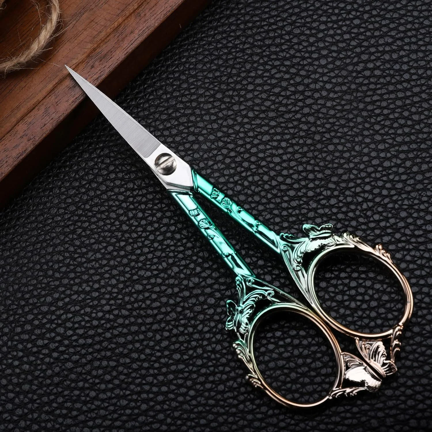 قیچی خیاطی گلدوزی YOUGUOM، قیچی کوچک و ظریف قدیمی برای ابزار صنایع دستی، آثار هنری، گلدوزی، نخ و کاموا، 4.7 اینچ، پروانه ای طلایی سبز زیبا قیچی خیاطی گلدوزی YOUGUOM، قیچی کوچک و ظریف قدیمی برای ابزار صنایع دستی، آثار هنری، گلدوزی، نخ و کاموا، 4.7 اینچ، پروانه ای طلایی سبز زیبا