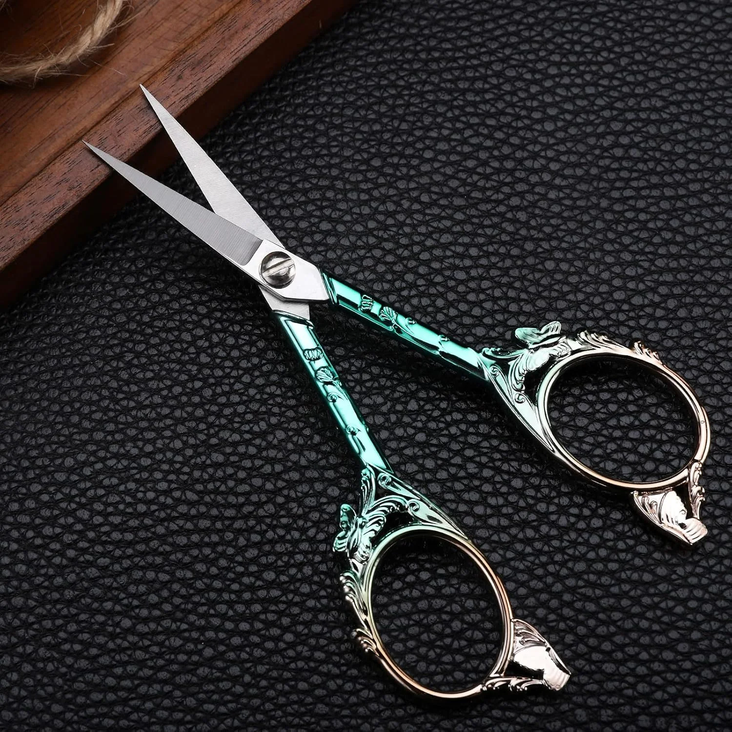 قیچی خیاطی گلدوزی YOUGUOM، قیچی کوچک و ظریف قدیمی برای ابزار صنایع دستی، آثار هنری، گلدوزی، نخ و کاموا، 4.7 اینچ، پروانه ای طلایی سبز زیبا قیچی خیاطی گلدوزی YOUGUOM، قیچی کوچک و ظریف قدیمی برای ابزار صنایع دستی، آثار هنری، گلدوزی، نخ و کاموا، 4.7 اینچ، پروانه ای طلایی سبز زیبا