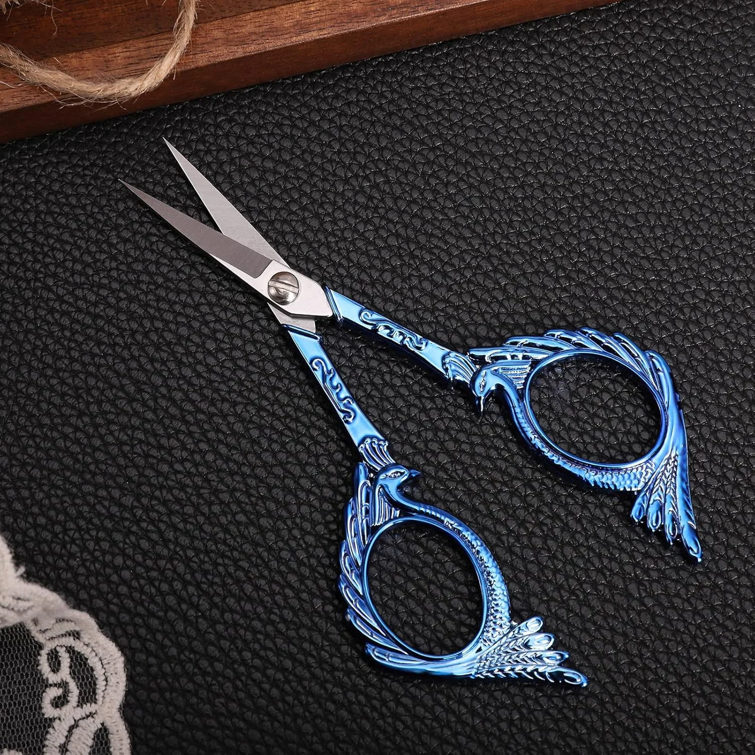 قیچی گلدوزی YOUGUOM - قیچی کوچک با نوک تیز برای کارهای DIY، خیاطی، کوک ضربدری، نخ دوزی، برش نخ پارچه، 5 اینچ طرح طاووس آبی کوچک