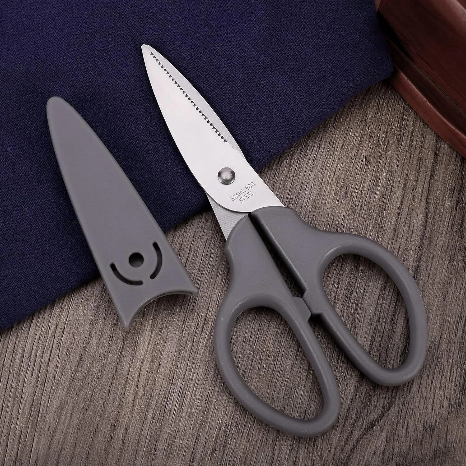 قیچی چند منظوره 6 اینچی YOUGUOM، قیچی تیز استیل ضد زنگ برای لوازم اداری، منزل، آشپزخانه، مدرسه، صنایع دستی به همراه روکش محافظ، دسته راحت خاکستری قیچی چند منظوره 6 اینچی YOUGUOM، قیچی تیز استیل ضد زنگ برای لوازم اداری، منزل، آشپزخانه، مدرسه، صنایع دستی به همراه روکش محافظ، دسته راحت خاکستری