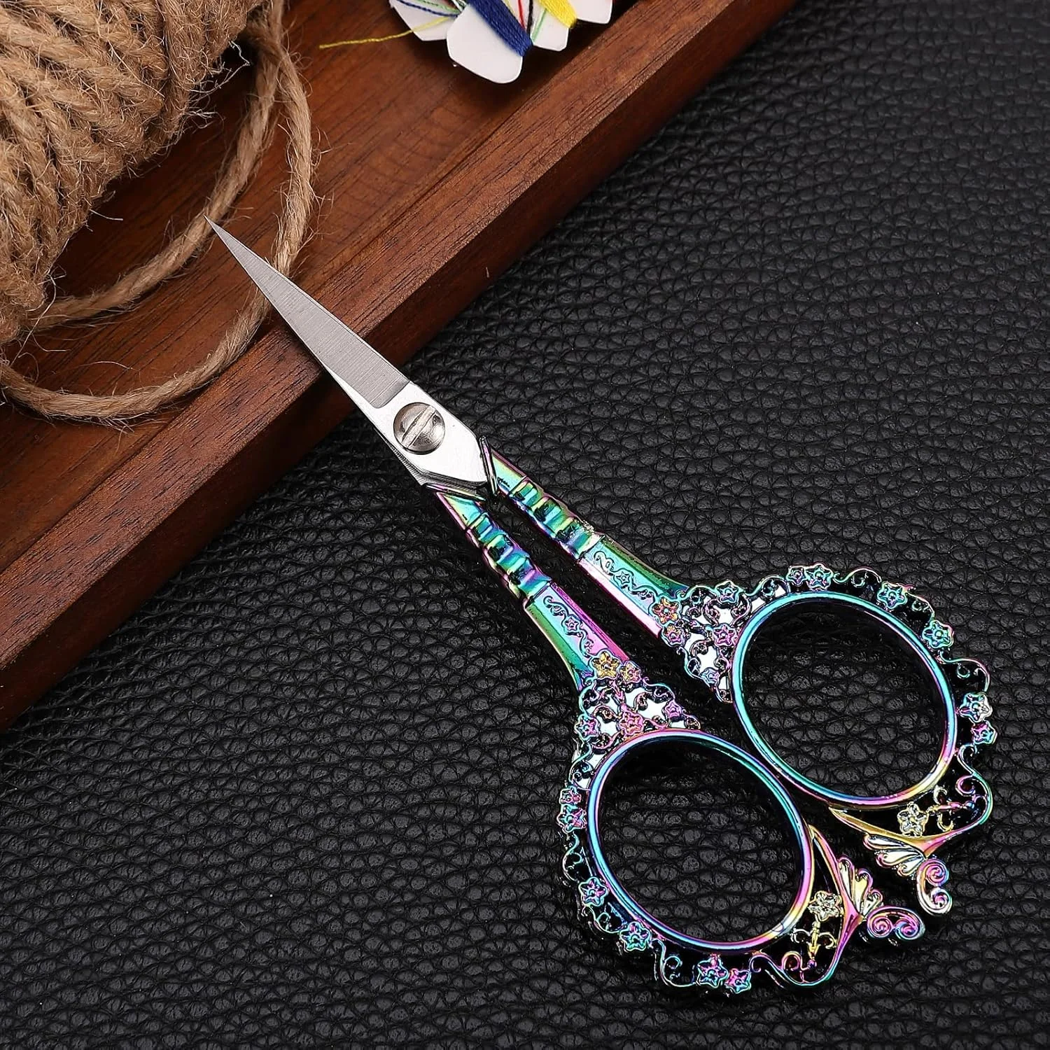 قیچی گلدوزی YOUGUOM، قیچی خیاطی تیز استیل ضد زنگ برای دوخت متقاطع، سوزن دوزی، برش نخ، کاردستی، هنر، ابزار DIY - 4.5 اینچ رنگین کمانی سبک اروپایی قدیمی قیچی گلدوزی YOUGUOM، قیچی خیاطی تیز استیل ضد زنگ برای دوخت متقاطع، سوزن دوزی، برش نخ، کاردستی، هنر، ابزار DIY - 4.5 اینچ رنگین کمانی سبک اروپایی قدیمی