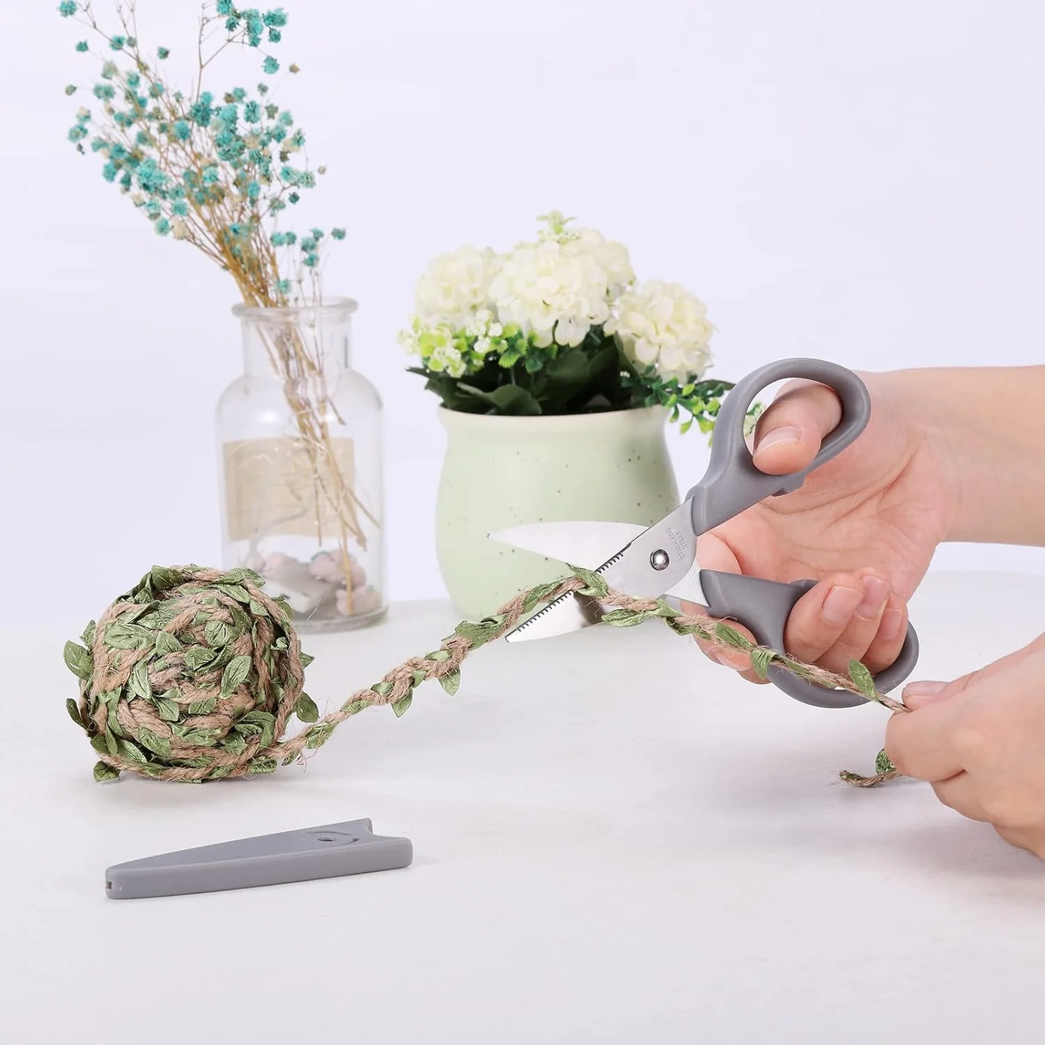 قیچی چند منظوره 6 اینچی YOUGUOM، قیچی تیز استیل ضد زنگ برای لوازم اداری، منزل، آشپزخانه، مدرسه، صنایع دستی به همراه روکش محافظ، دسته راحت خاکستری قیچی چند منظوره 6 اینچی YOUGUOM، قیچی تیز استیل ضد زنگ برای لوازم اداری، منزل، آشپزخانه، مدرسه، صنایع دستی به همراه روکش محافظ، دسته راحت خاکستری