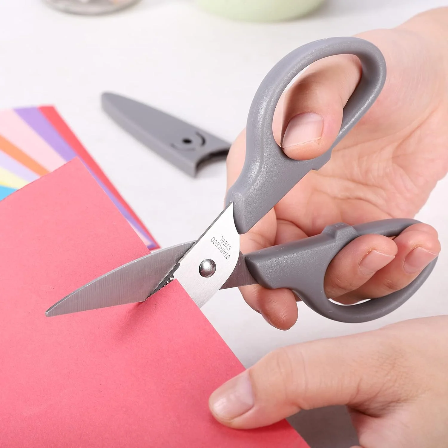 قیچی چند منظوره 6 اینچی YOUGUOM، قیچی تیز استیل ضد زنگ برای لوازم اداری، منزل، آشپزخانه، مدرسه، صنایع دستی به همراه روکش محافظ، دسته راحت خاکستری قیچی چند منظوره 6 اینچی YOUGUOM، قیچی تیز استیل ضد زنگ برای لوازم اداری، منزل، آشپزخانه، مدرسه، صنایع دستی به همراه روکش محافظ، دسته راحت خاکستری