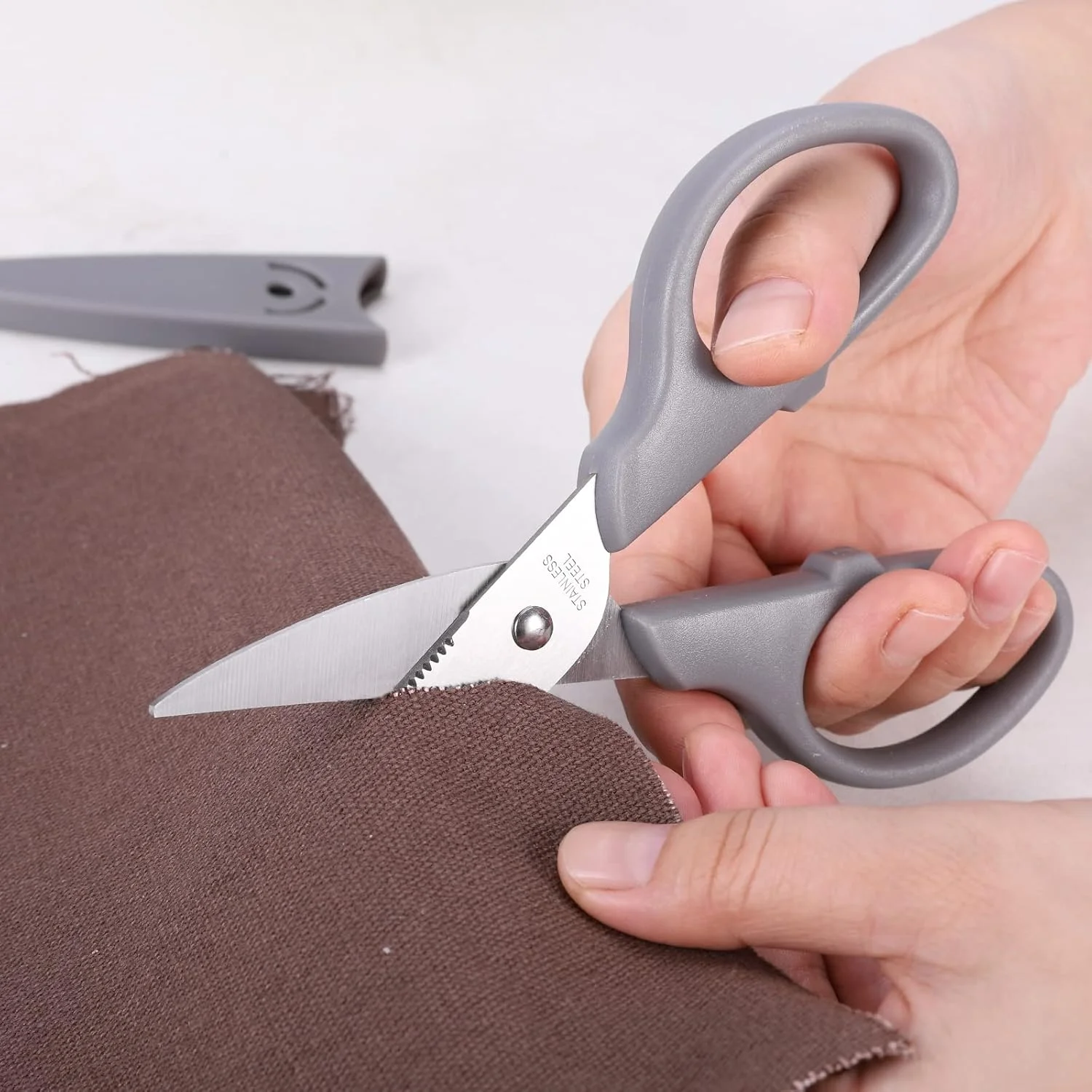 قیچی چند منظوره 6 اینچی YOUGUOM، قیچی تیز استیل ضد زنگ برای لوازم اداری، منزل، آشپزخانه، مدرسه، صنایع دستی به همراه روکش محافظ، دسته راحت خاکستری قیچی چند منظوره 6 اینچی YOUGUOM، قیچی تیز استیل ضد زنگ برای لوازم اداری، منزل، آشپزخانه، مدرسه، صنایع دستی به همراه روکش محافظ، دسته راحت خاکستری