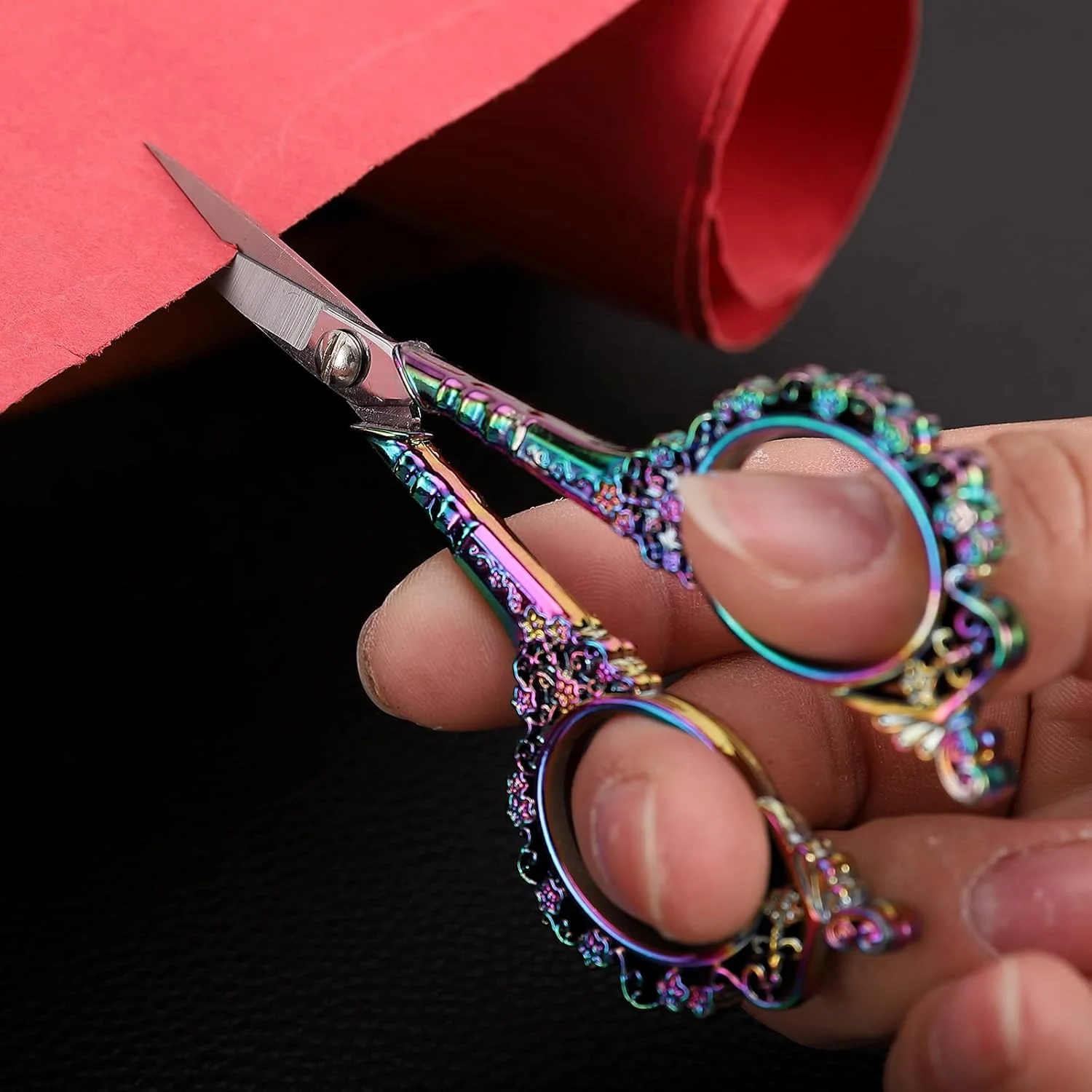 قیچی گلدوزی YOUGUOM، قیچی خیاطی تیز استیل ضد زنگ برای دوخت متقاطع، سوزن دوزی، برش نخ، کاردستی، هنر، ابزار DIY - 4.5 اینچ رنگین کمانی سبک اروپایی قدیمی قیچی گلدوزی YOUGUOM، قیچی خیاطی تیز استیل ضد زنگ برای دوخت متقاطع، سوزن دوزی، برش نخ، کاردستی، هنر، ابزار DIY - 4.5 اینچ رنگین کمانی سبک اروپایی قدیمی