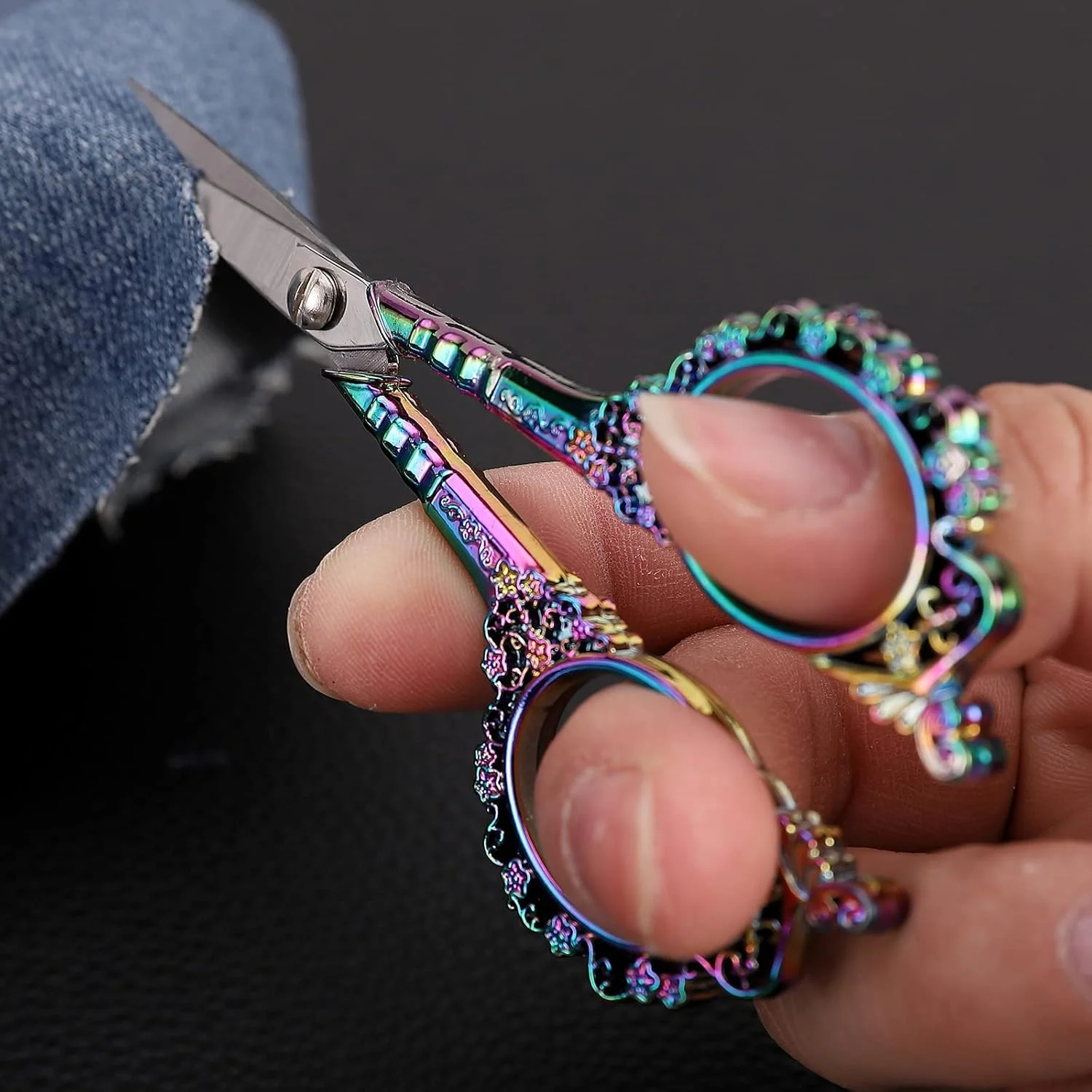 قیچی گلدوزی YOUGUOM، قیچی خیاطی تیز استیل ضد زنگ برای دوخت متقاطع، سوزن دوزی، برش نخ، کاردستی، هنر، ابزار DIY - 4.5 اینچ رنگین کمانی سبک اروپایی قدیمی قیچی گلدوزی YOUGUOM، قیچی خیاطی تیز استیل ضد زنگ برای دوخت متقاطع، سوزن دوزی، برش نخ، کاردستی، هنر، ابزار DIY - 4.5 اینچ رنگین کمانی سبک اروپایی قدیمی