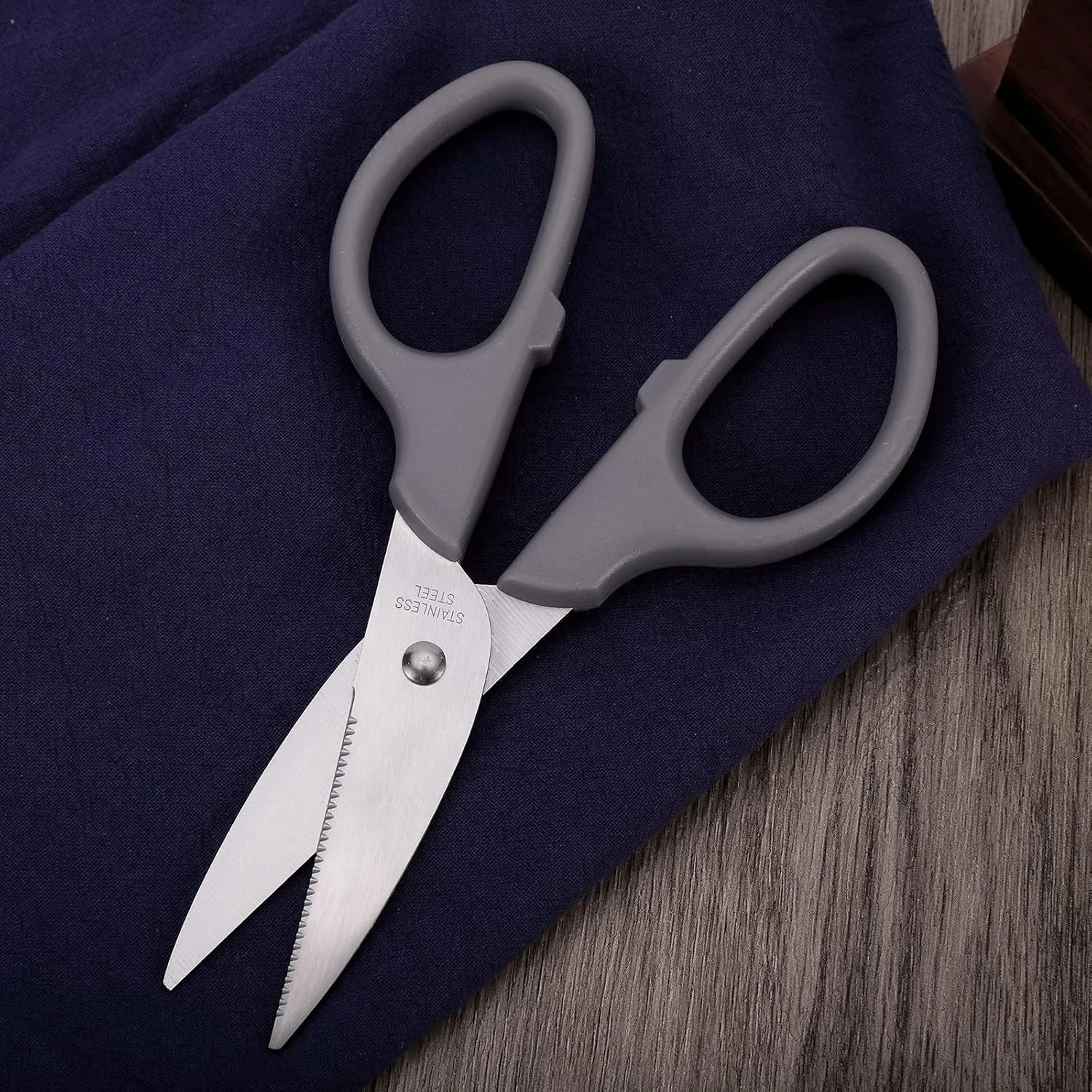 قیچی چند منظوره 6 اینچی YOUGUOM، قیچی تیز استیل ضد زنگ برای لوازم اداری، منزل، آشپزخانه، مدرسه، صنایع دستی به همراه روکش محافظ، دسته راحت خاکستری قیچی چند منظوره 6 اینچی YOUGUOM، قیچی تیز استیل ضد زنگ برای لوازم اداری، منزل، آشپزخانه، مدرسه، صنایع دستی به همراه روکش محافظ، دسته راحت خاکستری