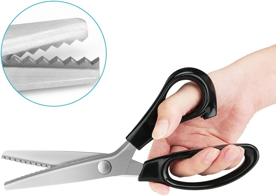 قیچی زیگزاگ YAZEMKEL برای پارچه، قیچی زیگزاگی، دسته های ارگونومیک، فوق العاده تیز، قیچی حرفه ای برای خیاطی، کاردستی، لباس دوزی، 9 اینچ، مشکی قیچی زیگزاگ YAZEMKEL برای پارچه، قیچی زیگزاگی، دسته های ارگونومیک، فوق العاده تیز، قیچی حرفه ای برای خیاطی، کاردستی، لباس دوزی، 9 اینچ، مشکی