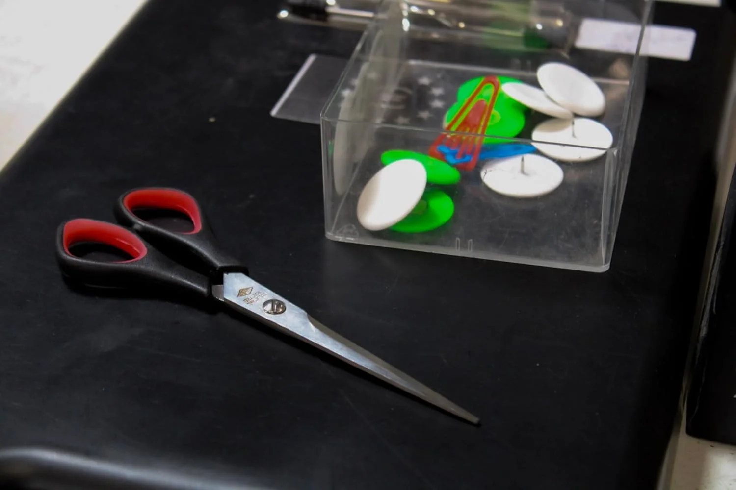 قیچی چپ دست جهانی WEDO EFCO، مشکی/قرمز، 16 سانتی متر قیچی چپ دست جهانی WEDO EFCO، مشکی/قرمز، 16 سانتی متر