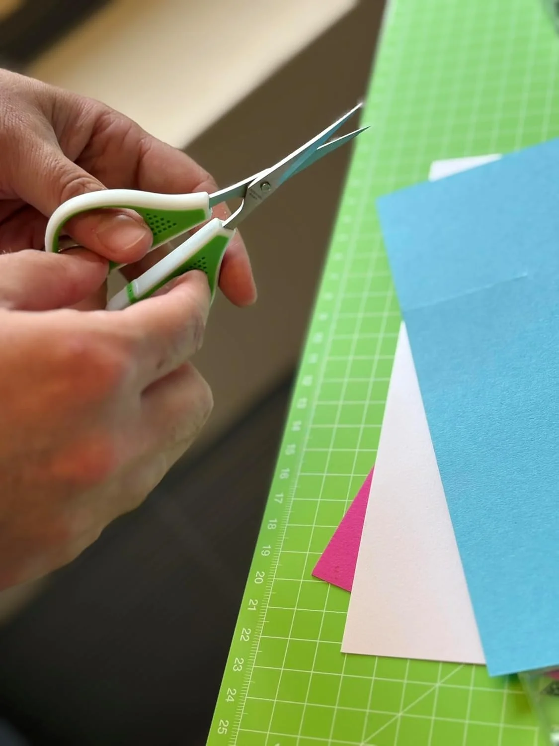 قیچی سیلوئت Wedo 975 411 - سبز سیبی/سفید قیچی سیلوئت Wedo 975 411 - سبز سیبی/سفید