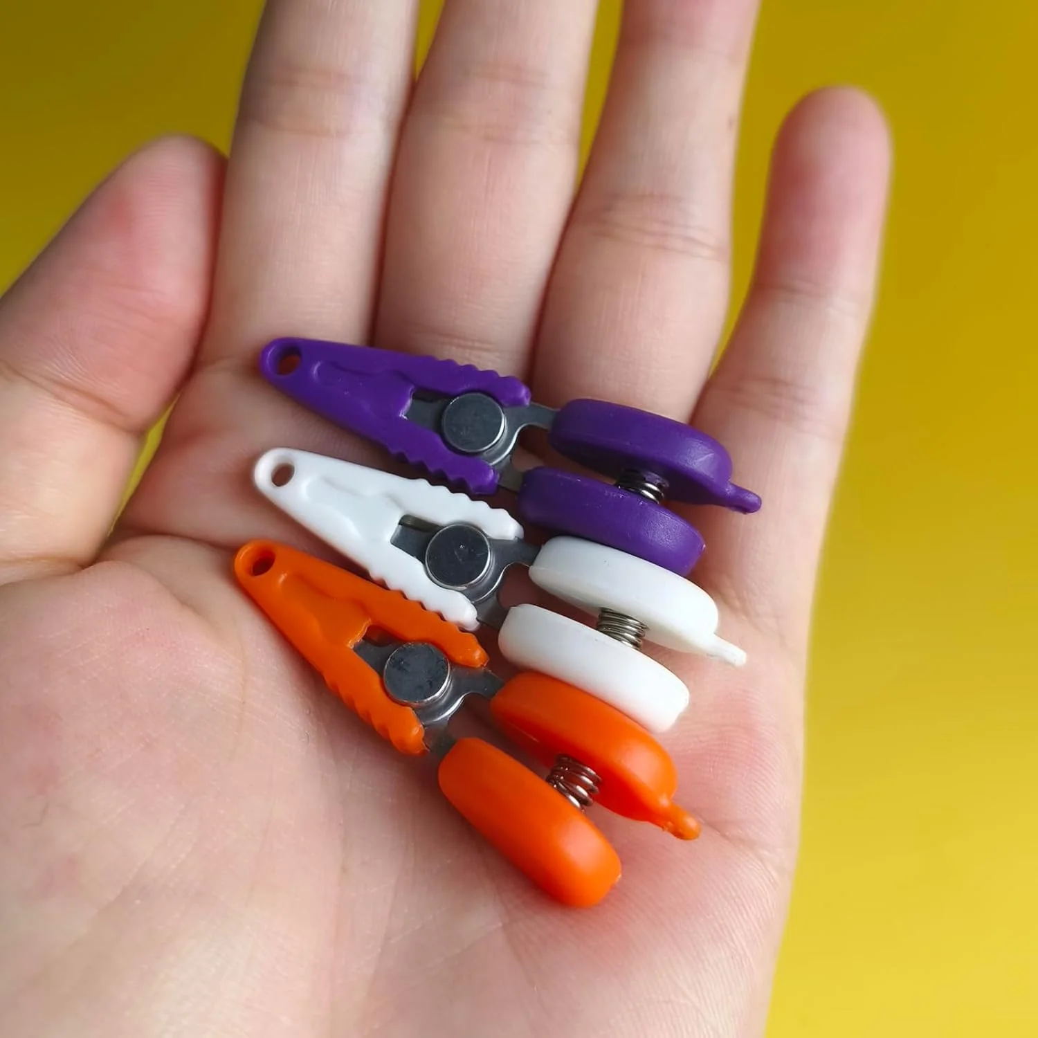 قیچی مینی ورونیک به همراه روکش، هدیه ای ایده آل برای علاقه مندان به صنایع دستی، قیچی های کوچک به همراه کیف برای مسافرت، قیچی دست ساز برای قلاب بافی، بافندگی و برش کاغذ (بنفش) قیچی مینی ورونیک به همراه روکش، هدیه ای ایده آل برای علاقه مندان به صنایع دستی، قیچی های کوچک به همراه کیف برای مسافرت، قیچی دست ساز برای قلاب بافی، بافندگی و برش کاغذ (بنفش)