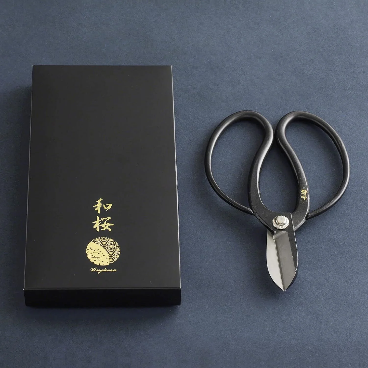 قیچی ایکبانا وازاکورا - مدل کوریو، فولاد یاسوگی، 16.5 سانتی متر، ساخت ژاپن - برای گل آرایی، برش شاخه ها و ریشه ها قیچی ایکبانا وازاکورا - مدل کوریو، فولاد یاسوگی، 16.5 سانتی متر، ساخت ژاپن - برای گل آرایی، برش شاخه ها و ریشه ها