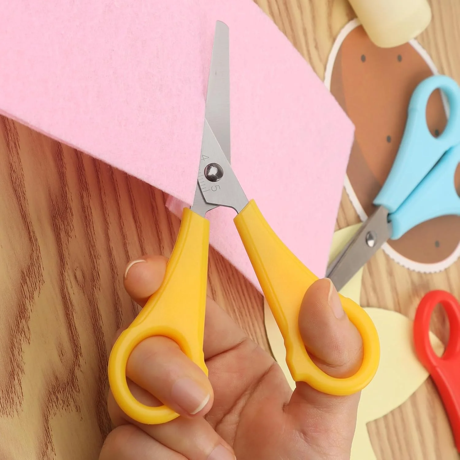 قیچی کودک Vutyvve، قیچی ایمنی نوک گرد برای کودکان، تیغه های استیل ضد زنگ با مقیاس سانتی متر، برش دقیق تر، مجموعه 6 عددی قیچی کودک Vutyvve، قیچی ایمنی نوک گرد برای کودکان، تیغه های استیل ضد زنگ با مقیاس سانتی متر، برش دقیق تر، مجموعه 6 عددی