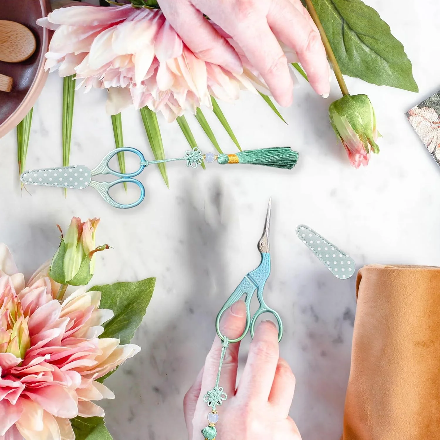 قیچی گلدوزی VPB، 2 عددی، کوچک، تیز، استیل ضد زنگ، برای خیاطی، پارچه، کوک متقاطع، نخ کشی، سوزن دوزی، تزیینات صنایع دستی با روکش PU آبی، برای کارهای هنری گلدوزی و استفاده روزانه قیچی گلدوزی VPB، 2 عددی، کوچک، تیز، استیل ضد زنگ، برای خیاطی، پارچه، کوک متقاطع، نخ کشی، سوزن دوزی، تزیینات صنایع دستی با روکش PU آبی، برای کارهای هنری گلدوزی و استفاده روزانه