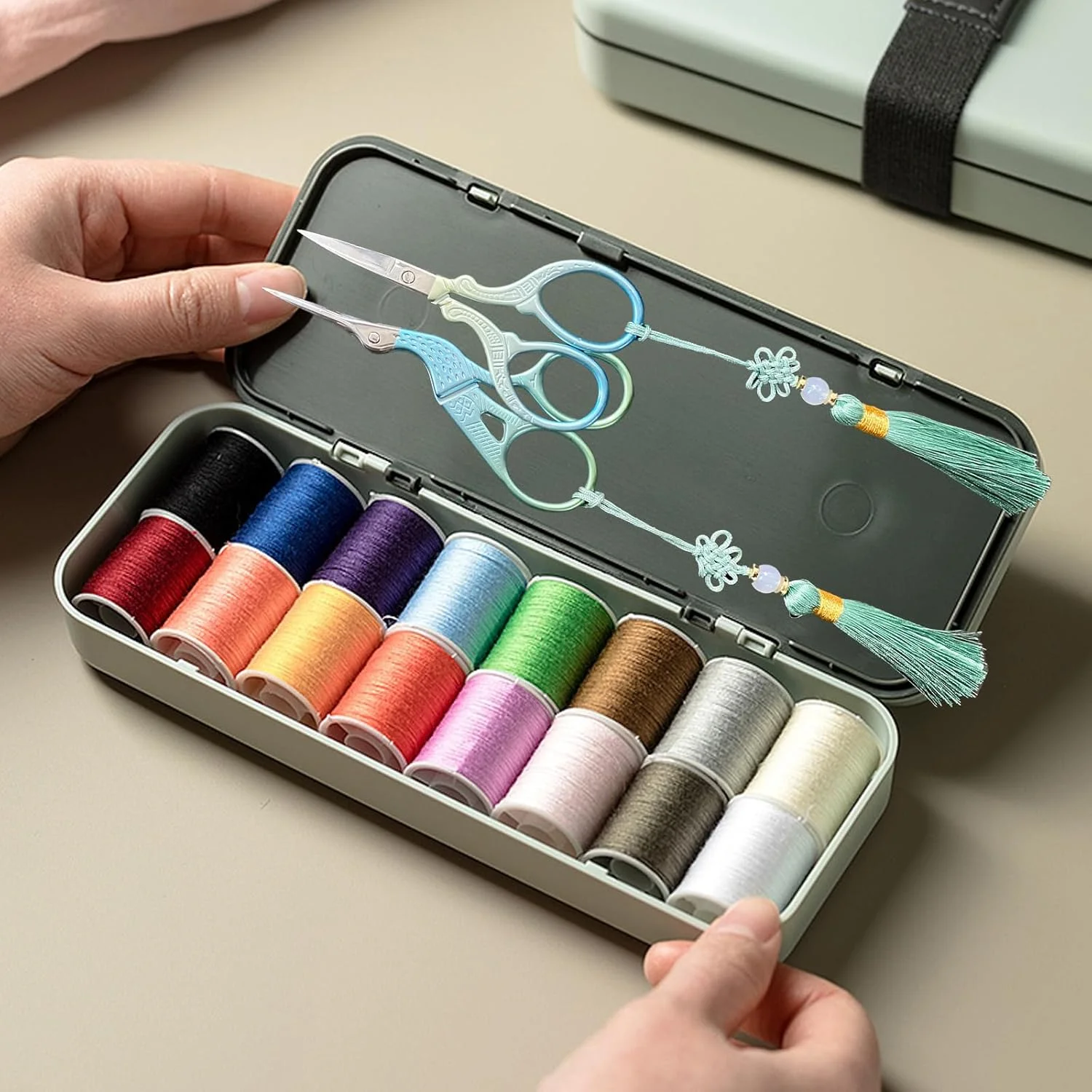 قیچی گلدوزی VPB، 2 عددی، کوچک، تیز، استیل ضد زنگ، برای خیاطی، پارچه، کوک متقاطع، نخ کشی، سوزن دوزی، تزیینات صنایع دستی با روکش PU آبی، برای کارهای هنری گلدوزی و استفاده روزانه قیچی گلدوزی VPB، 2 عددی، کوچک، تیز، استیل ضد زنگ، برای خیاطی، پارچه، کوک متقاطع، نخ کشی، سوزن دوزی، تزیینات صنایع دستی با روکش PU آبی، برای کارهای هنری گلدوزی و استفاده روزانه