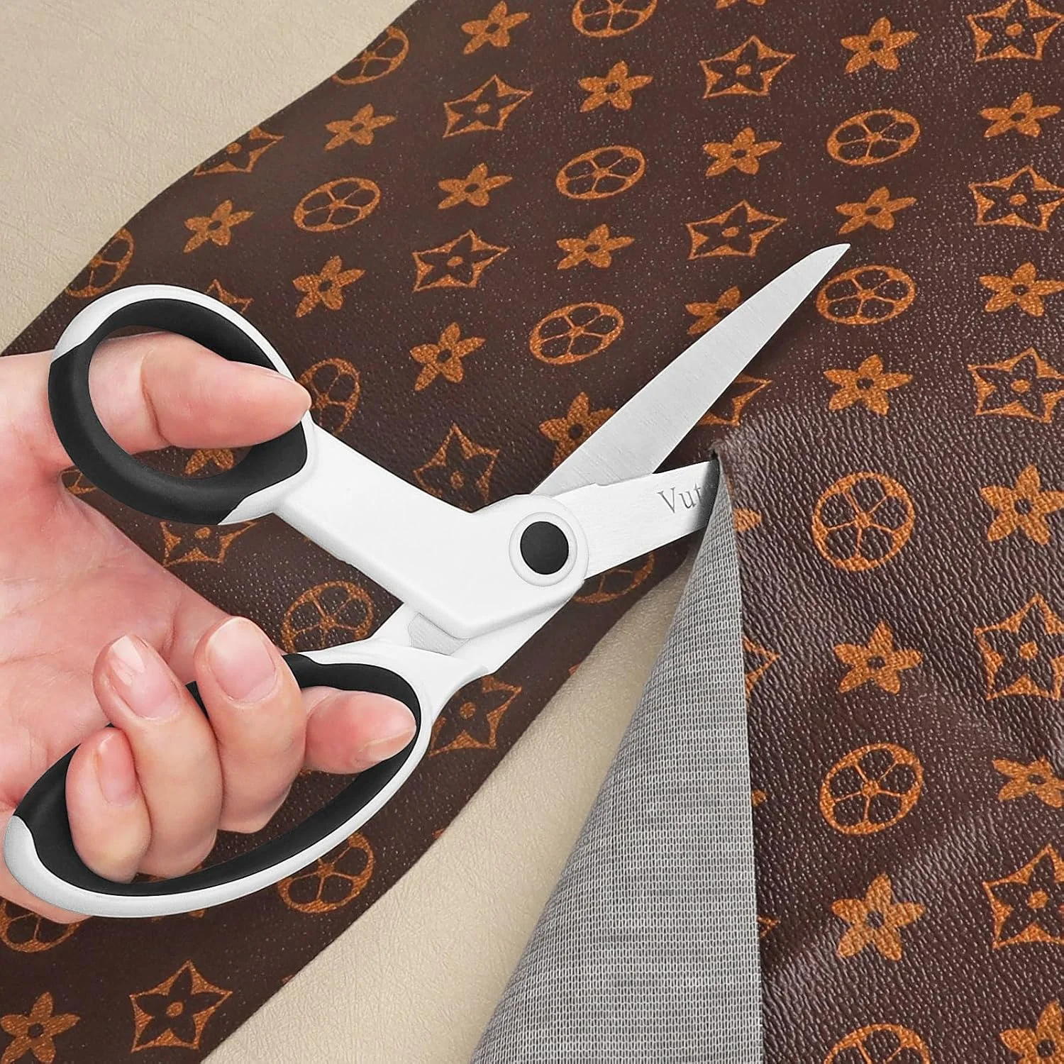 قیچی پارچه بری چپ دست Vutyvve، ست 2 عددی قیچی استیل ضد زنگ 8 اینچی با دسته نرم برای خانه، مدرسه، دفتر، خیاطی پارچه، سفید/مشکی