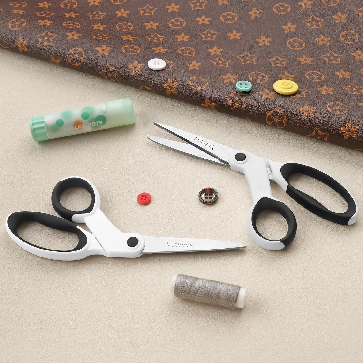 قیچی پارچه بری چپ دست Vutyvve، ست 2 عددی قیچی استیل ضد زنگ 8 اینچی با دسته نرم برای خانه، مدرسه، دفتر، خیاطی پارچه، سفید/مشکی