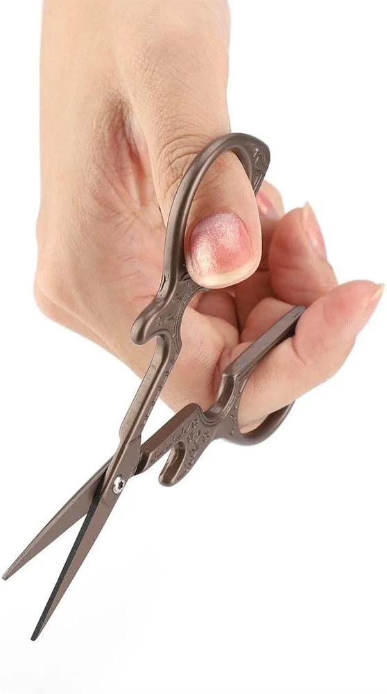 قیچی خیاطی استیل ضد زنگ طرح کلاسیک ابزار برش صنایع دستی DIY (قیچی گیتار قهوه ای) قیچی خیاطی استیل ضد زنگ طرح کلاسیک ابزار برش صنایع دستی DIY (قیچی گیتار قهوه ای)