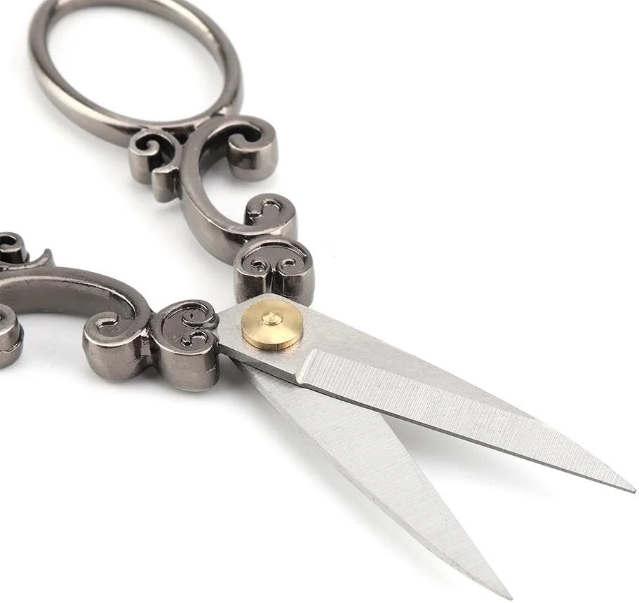 قیچی خیاطی استیل ضد زنگ عتیقه مینیاتوری طرح کلاسیک، ابزار برش و گلدوزی و صنایع دستی DIY (برش کلاسیک خاکستری نقره ای) قیچی خیاطی استیل ضد زنگ عتیقه مینیاتوری طرح کلاسیک، ابزار برش و گلدوزی و صنایع دستی DIY (برش کلاسیک خاکستری نقره ای)