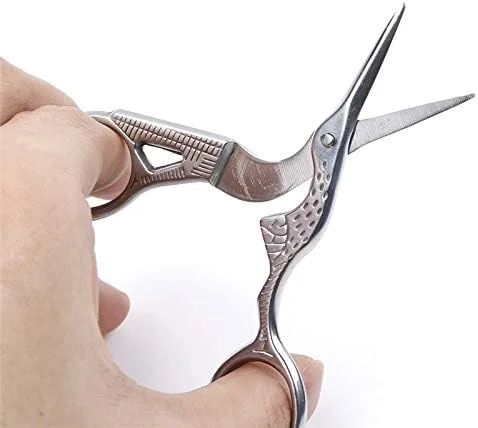 قیچی خیاطی طرح لک لک قدیمی، قیچی خیاطی استیل ضد زنگ، قیچی خیاطی برای گلدوزی، خیاطی، کاردستی و آثار هنری (طلایی) قیچی خیاطی طرح لک لک قدیمی، قیچی خیاطی استیل ضد زنگ، قیچی خیاطی برای گلدوزی، خیاطی، کاردستی و آثار هنری (طلایی)