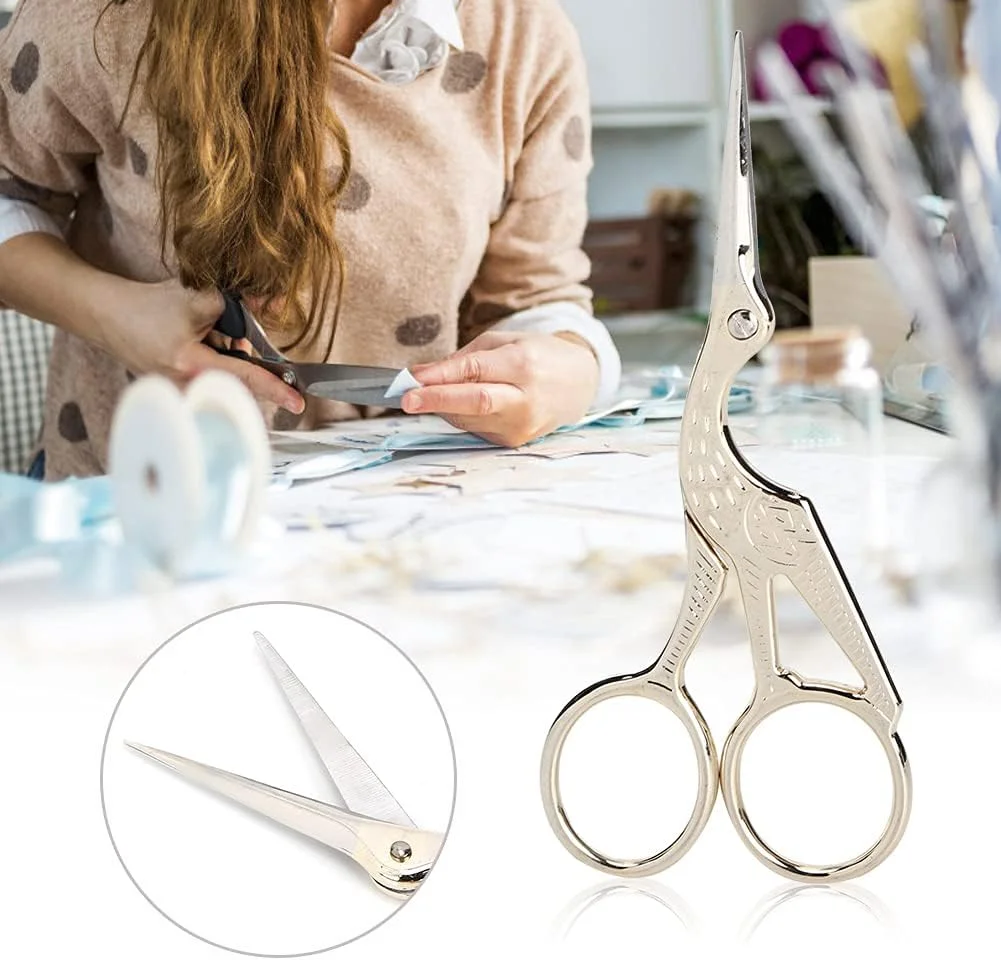 قیچی خیاطی طرح قدیمی، قیچی پرنده، قیچی گلدوزی، قیچی خیاطی استیل ضد زنگ طرح لک لک، قیچی خیاطی برای کارهای گلدوزی (طلایی) قیچی خیاطی طرح قدیمی، قیچی پرنده، قیچی گلدوزی، قیچی خیاطی استیل ضد زنگ طرح لک لک، قیچی خیاطی برای کارهای گلدوزی (طلایی)