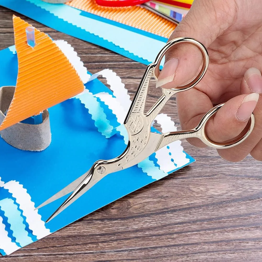 قیچی خیاطی طرح قدیمی، قیچی پرنده، قیچی گلدوزی، قیچی خیاطی استیل ضد زنگ طرح لک لک، قیچی خیاطی برای کارهای گلدوزی (طلایی) قیچی خیاطی طرح قدیمی، قیچی پرنده، قیچی گلدوزی، قیچی خیاطی استیل ضد زنگ طرح لک لک، قیچی خیاطی برای کارهای گلدوزی (طلایی)