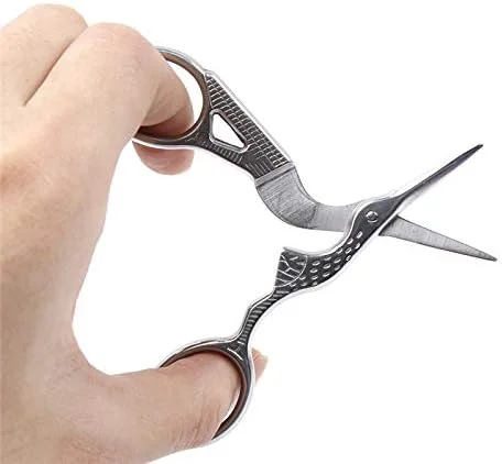 قیچی خیاطی طرح لک لک قدیمی، قیچی خیاطی استیل ضد زنگ، قیچی خیاطی برای گلدوزی، خیاطی، کاردستی و آثار هنری (طلایی) قیچی خیاطی طرح لک لک قدیمی، قیچی خیاطی استیل ضد زنگ، قیچی خیاطی برای گلدوزی، خیاطی، کاردستی و آثار هنری (طلایی)