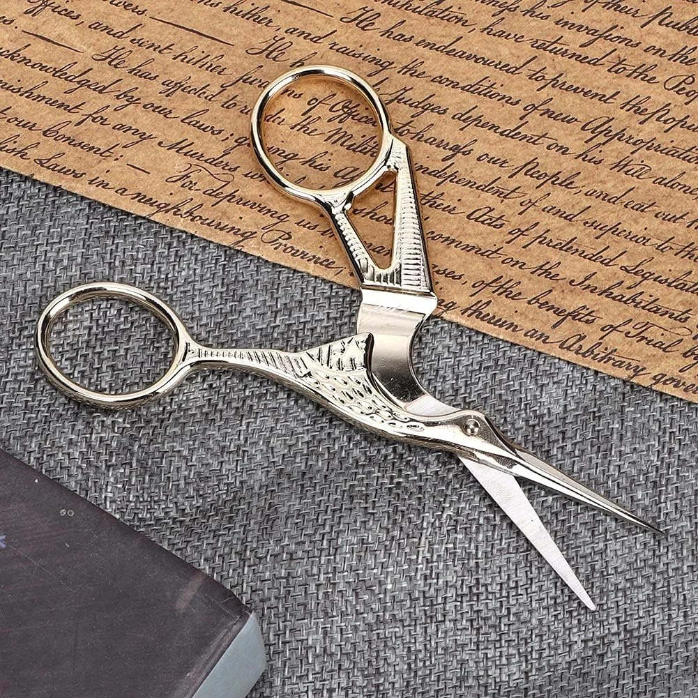 قیچی خیاطی طرح قدیمی، قیچی پرنده، قیچی گلدوزی، قیچی خیاطی استیل ضد زنگ طرح لک لک، قیچی خیاطی برای کارهای گلدوزی (طلایی) قیچی خیاطی طرح قدیمی، قیچی پرنده، قیچی گلدوزی، قیچی خیاطی استیل ضد زنگ طرح لک لک، قیچی خیاطی برای کارهای گلدوزی (طلایی)