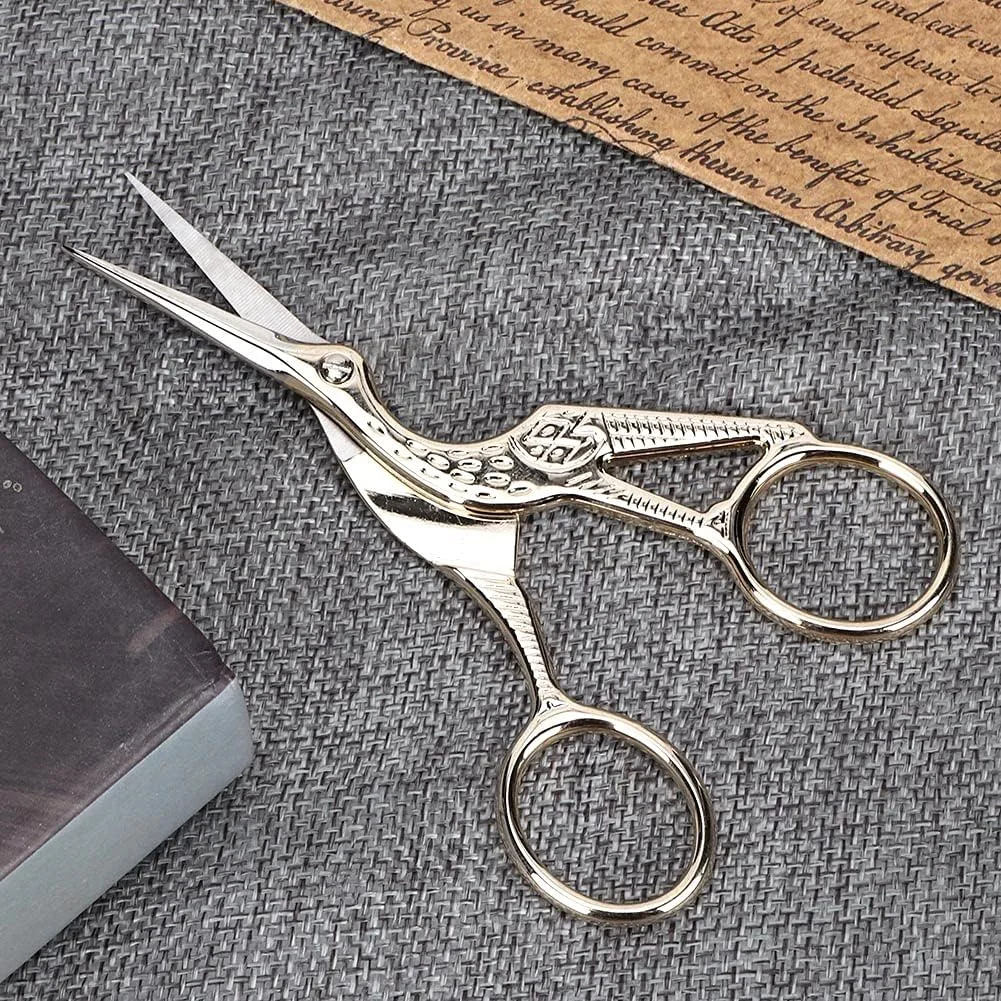 قیچی خیاطی طرح قدیمی، قیچی پرنده، قیچی گلدوزی، قیچی خیاطی استیل ضد زنگ طرح لک لک، قیچی خیاطی برای کارهای گلدوزی (طلایی) قیچی خیاطی طرح قدیمی، قیچی پرنده، قیچی گلدوزی، قیچی خیاطی استیل ضد زنگ طرح لک لک، قیچی خیاطی برای کارهای گلدوزی (طلایی)