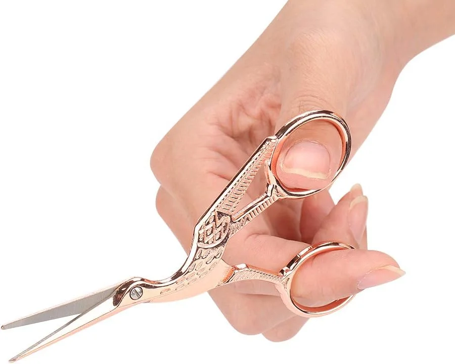 قیچی خیاطی طلایی رز طرح قدیمی، قیچی پارچه، قیچی کلاسیک، برای خیاطی و کاردستی قیچی خیاطی طلایی رز طرح قدیمی، قیچی پارچه، قیچی کلاسیک، برای خیاطی و کاردستی