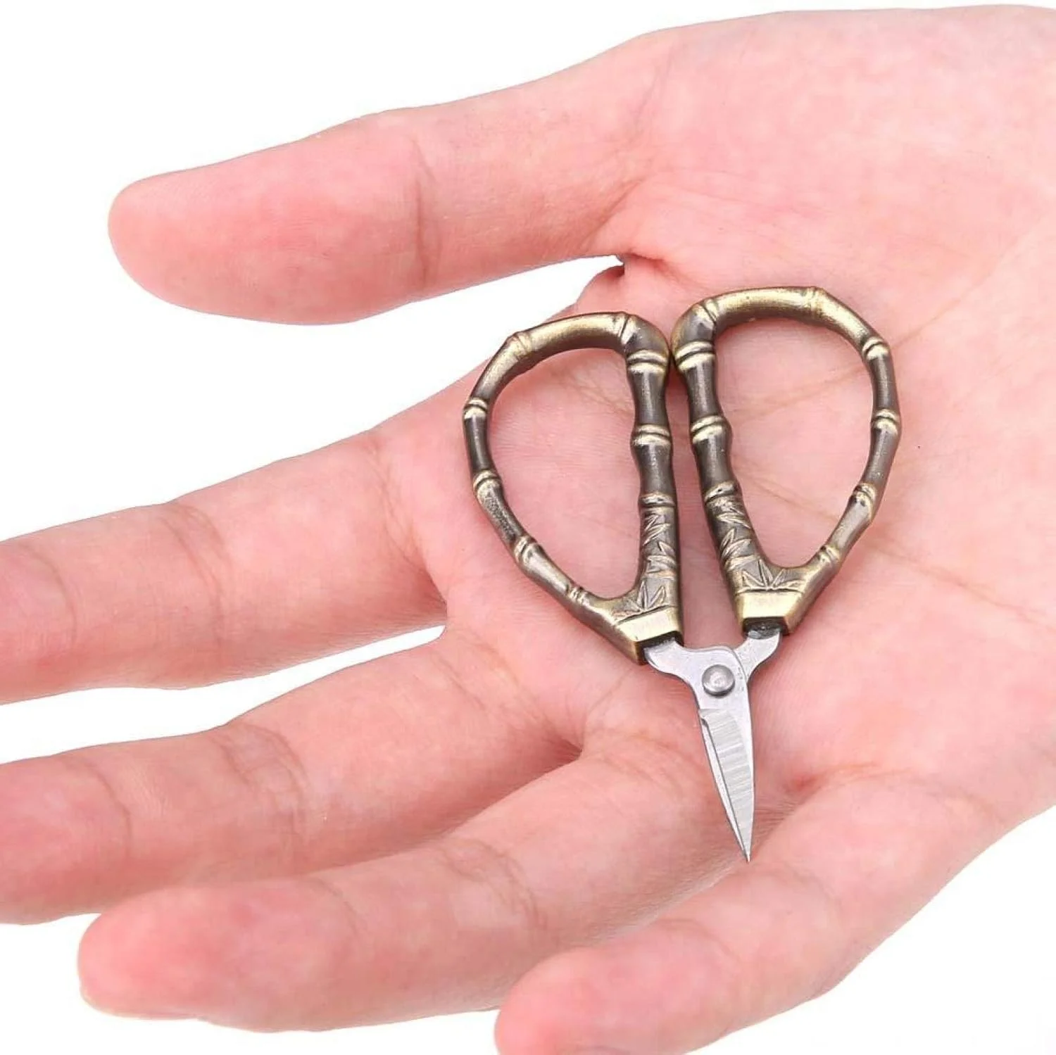 قیچی خیاطی مینیاتوری، قیچی وینتیج، قیچی استیل ضد زنگ، قیچی هنری برای کارهای هنری، گلدوزی و صنایع دستی (قیچی بامبو مینی) قیچی خیاطی مینیاتوری، قیچی وینتیج، قیچی استیل ضد زنگ، قیچی هنری برای کارهای هنری، گلدوزی و صنایع دستی (قیچی بامبو مینی)