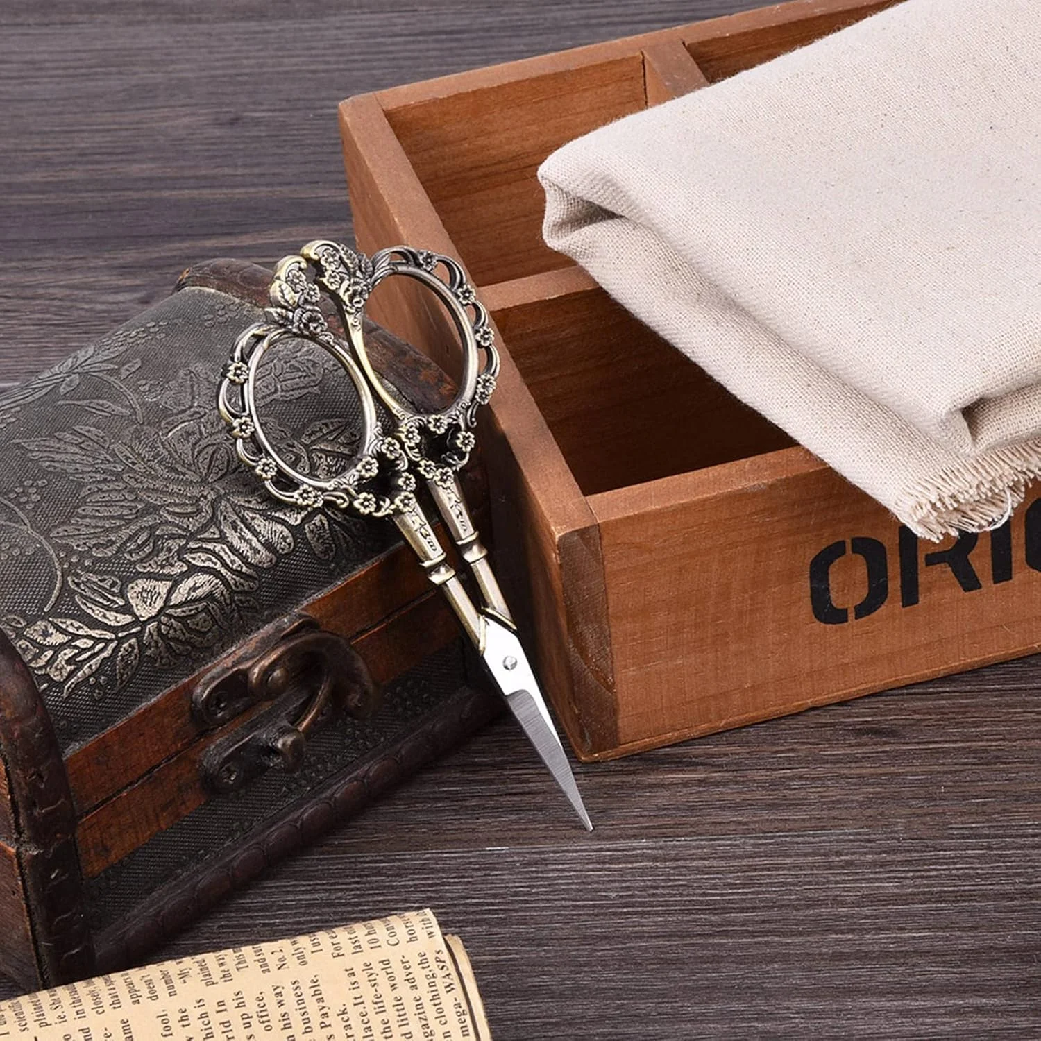 قیچی خیاطی استیل با طرح گل قدیمی برای خیاطی و صنایع دستی (برنزی) قیچی خیاطی استیل با طرح گل قدیمی برای خیاطی و صنایع دستی (برنزی)