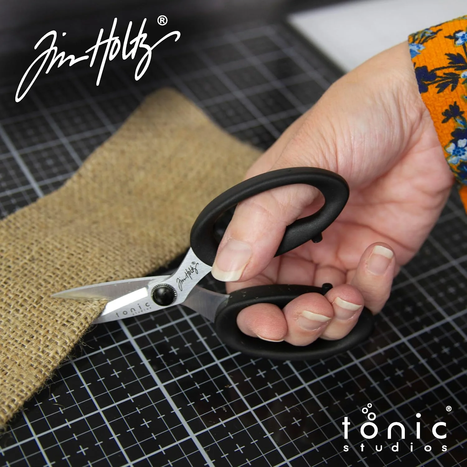 مجموعه قیچی خیاطی Tim Holtz Haberdashery Snip Tonic Studios - شامل قیچی های 5 و 6 اینچی با روکش تیتانیوم به همراه جعبه های نگهداری طرح دار مجموعه قیچی خیاطی Tim Holtz Haberdashery Snip Tonic Studios - شامل قیچی های 5 و 6 اینچی با روکش تیتانیوم به همراه جعبه های نگهداری طرح دار