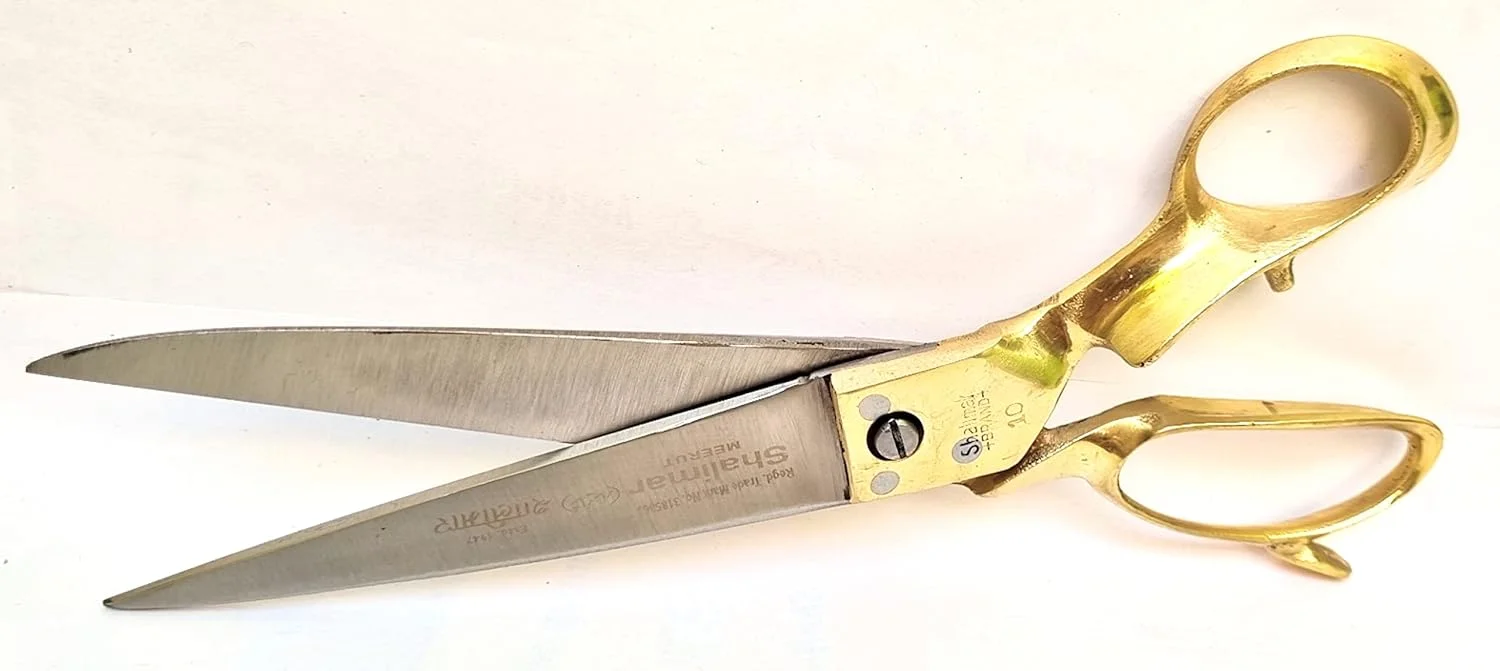 قیچی خیاطی 10 اینچی برند شالیمار، دسته برنجی کانادار، مناسب برش پارچه و چرم، صنعتی و بزرگ، مخصوص کار خیاطی حرفه ای (ساخت دست در هند) مناسب دست راست قیچی خیاطی 10 اینچی برند شالیمار، دسته برنجی کانادار، مناسب برش پارچه و چرم، صنعتی و بزرگ، مخصوص کار خیاطی حرفه ای (ساخت دست در هند) مناسب دست راست