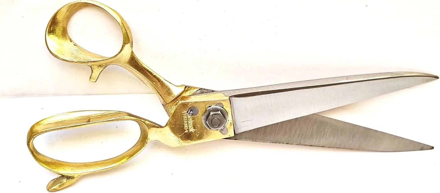 قیچی خیاطی 10 اینچی برند شالیمار، دسته برنجی کانادار، مناسب برش پارچه و چرم، صنعتی و بزرگ، مخصوص کار خیاطی حرفه ای (ساخت دست در هند) مناسب دست راست قیچی خیاطی 10 اینچی برند شالیمار، دسته برنجی کانادار، مناسب برش پارچه و چرم، صنعتی و بزرگ، مخصوص کار خیاطی حرفه ای (ساخت دست در هند) مناسب دست راست