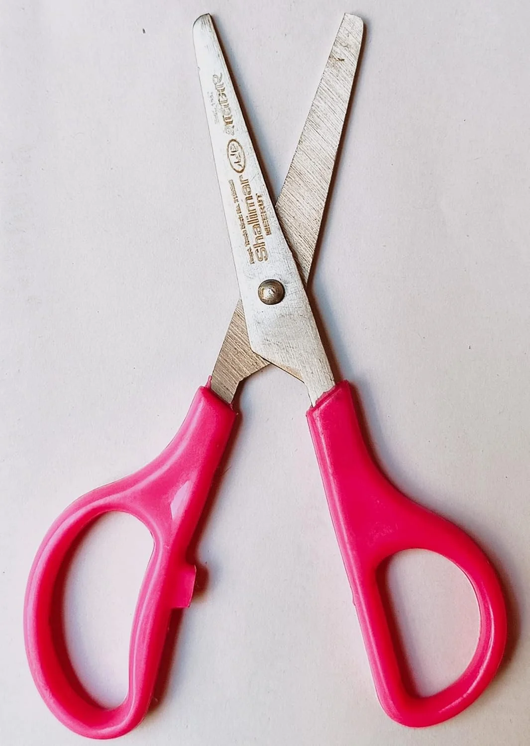 قیچی کودکانه برند SHALIMAR SCISSORS COMPANY | 5 اینچ | نوک گرد | مناسب دست راست و چپ | برای کاغذ، کاردستی، مدرسه (ست 2 عددی) قیچی کودکانه برند SHALIMAR SCISSORS COMPANY | 5 اینچ | نوک گرد | مناسب دست راست و چپ | برای کاغذ، کاردستی، مدرسه (ست 2 عددی)