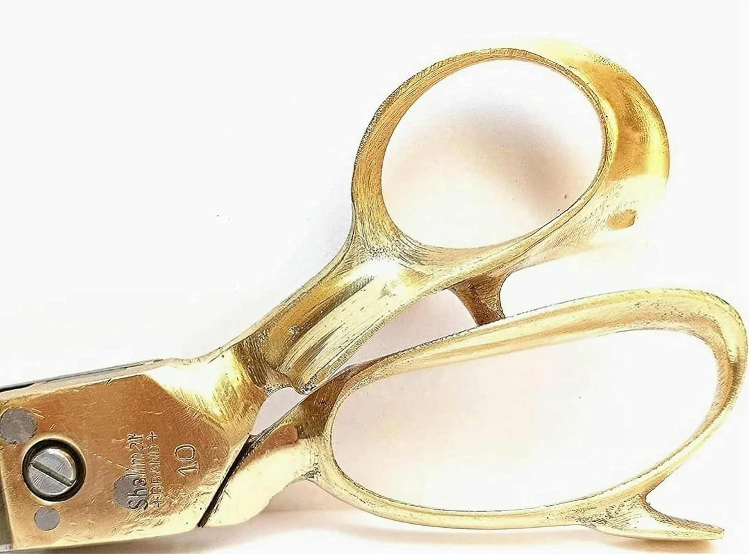 قیچی خیاطی 10 اینچی برند شالیمار، دسته برنجی کانادار، مناسب برش پارچه و چرم، صنعتی و بزرگ، مخصوص کار خیاطی حرفه ای (ساخت دست در هند) مناسب دست راست قیچی خیاطی 10 اینچی برند شالیمار، دسته برنجی کانادار، مناسب برش پارچه و چرم، صنعتی و بزرگ، مخصوص کار خیاطی حرفه ای (ساخت دست در هند) مناسب دست راست