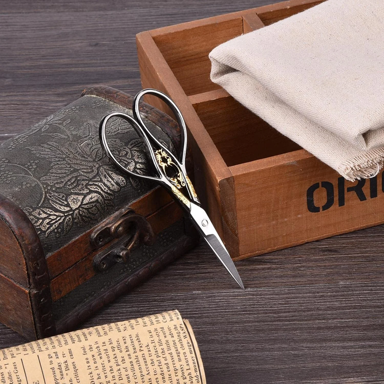 قیچی خیاطی پارچه، قیچی استیل ضد زنگ به سبک عتیقه، قیچی سنگین برای برش پارچه، قیچی خیاطی فوق العاده تیز حرفه ای، قیچی گلدوزی (گل طلایی مشکی) قیچی خیاطی پارچه، قیچی استیل ضد زنگ به سبک عتیقه، قیچی سنگین برای برش پارچه، قیچی خیاطی فوق العاده تیز حرفه ای، قیچی گلدوزی (گل طلایی مشکی)