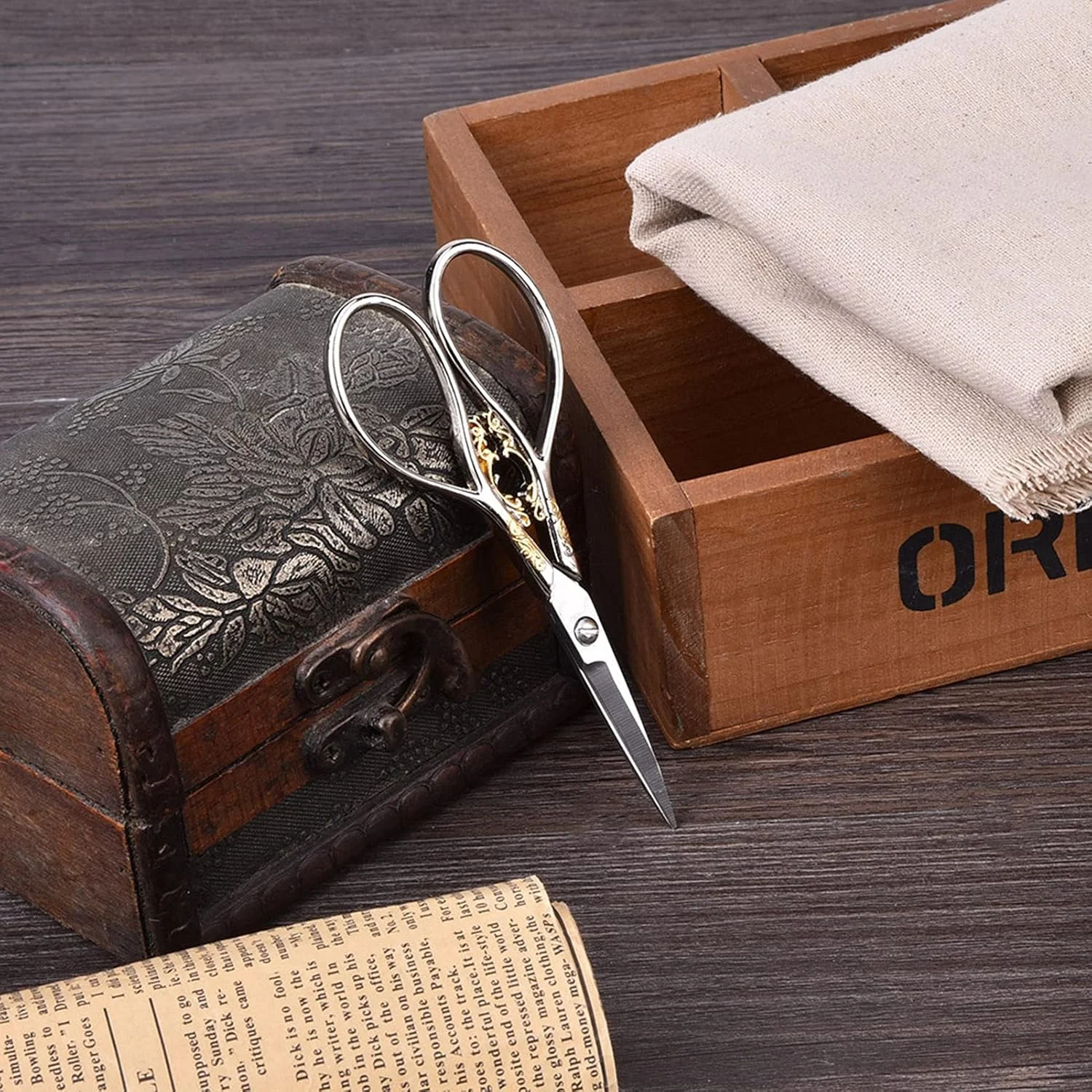 قیچی خیاطی پارچه، قیچی استیل ضد زنگ به سبک عتیقه، قیچی سنگین برای برش پارچه، قیچی خیاطی فوق العاده تیز، قیچی گلدوزی (گل نقره ای طلایی) قیچی خیاطی پارچه، قیچی استیل ضد زنگ به سبک عتیقه، قیچی سنگین برای برش پارچه، قیچی خیاطی فوق العاده تیز، قیچی گلدوزی (گل نقره ای طلایی)