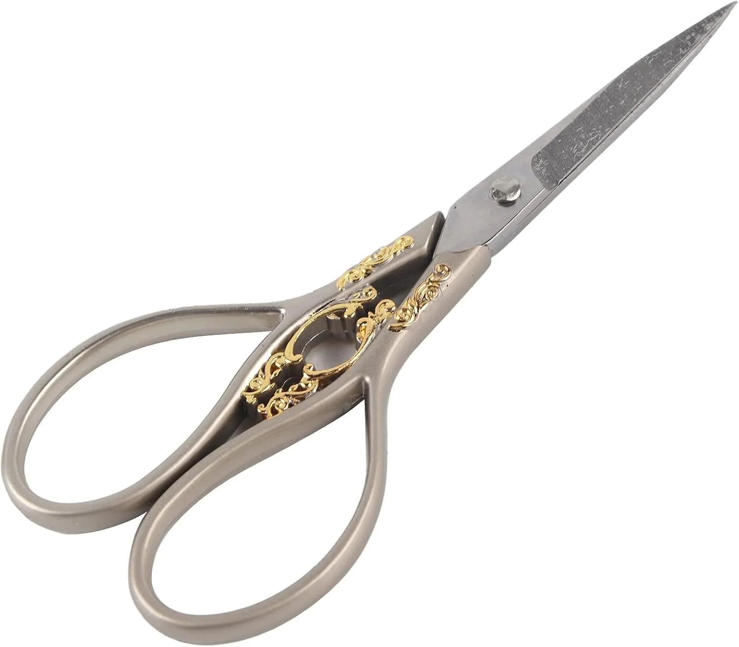 قیچی خیاطی پارچه، قیچی استیل ضد زنگ به سبک عتیقه، قیچی سنگین برای برش پارچه، قیچی خیاطی فوق العاده تیز، قیچی گلدوزی (گل نقره ای طلایی) قیچی خیاطی پارچه، قیچی استیل ضد زنگ به سبک عتیقه، قیچی سنگین برای برش پارچه، قیچی خیاطی فوق العاده تیز، قیچی گلدوزی (گل نقره ای طلایی)