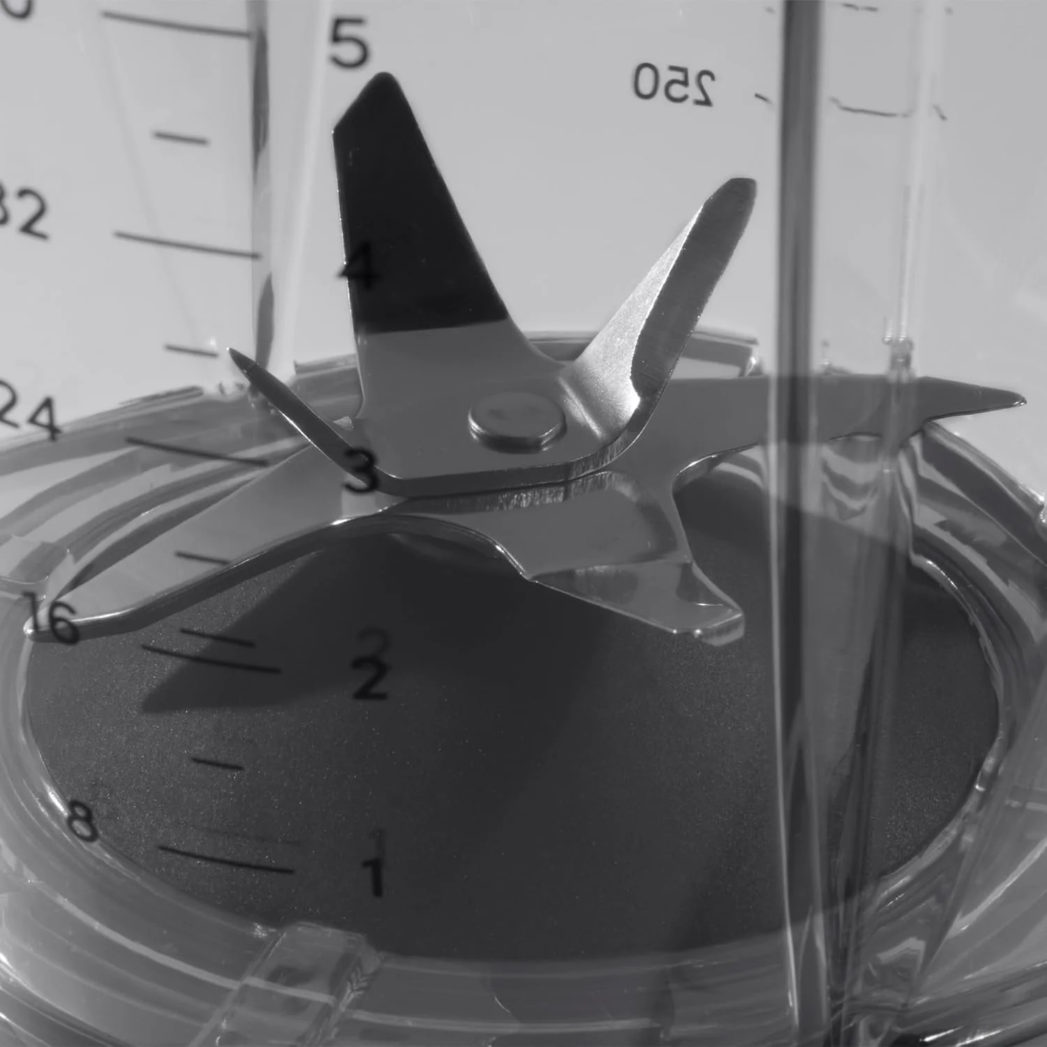 مخلوط کن نوتری بولت ZNBF30500Z با توان 1200 وات، 1200W، خاکستری تیره مخلوط کن نوتری بولت ZNBF30500Z با توان 1200 وات، 1200W، خاکستری تیره