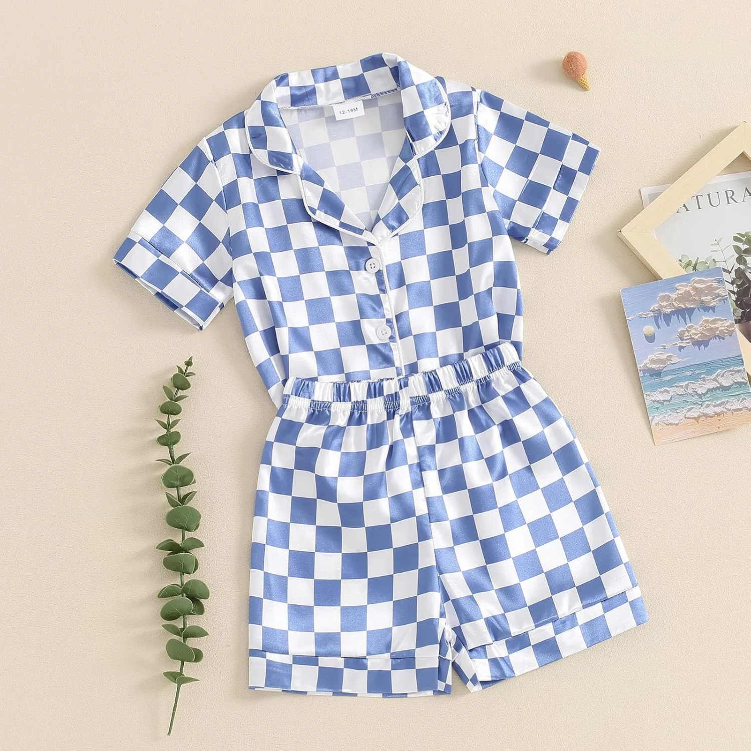 ست پیژامه دخترانه نوکپسدسیبی با طرح گل، آستین کوتاه، دکمهدار، شامل پیراهن و شورت، لباس راحتی بچگانه دو تکه ست پیژامه دخترانه نوکپسدسیبی با طرح گل، آستین کوتاه، دکمهدار، شامل پیراهن و شورت، لباس راحتی بچگانه دو تکه