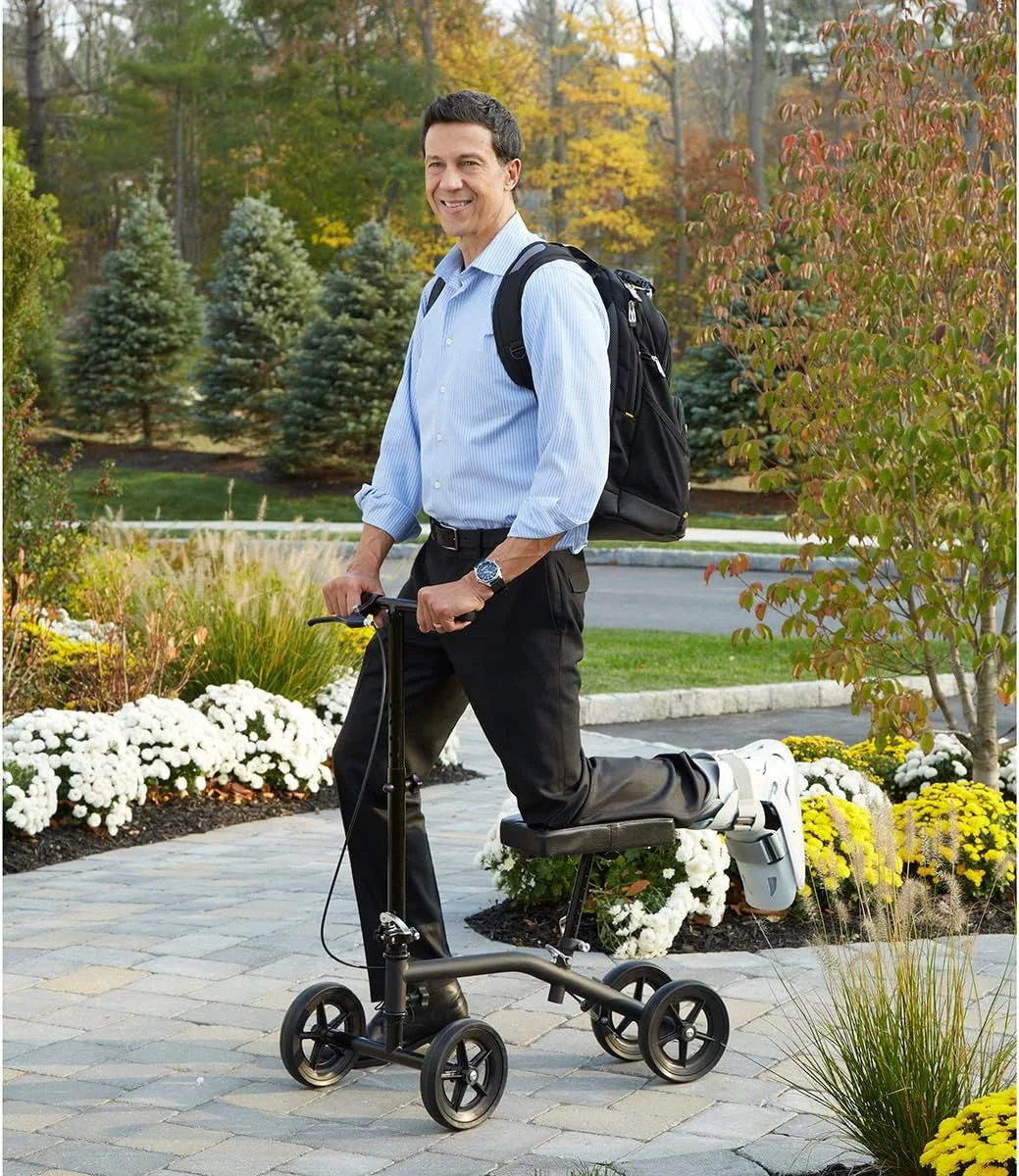 اسکوتر زانو چرخ دار اقتصادی Carex با پد راحت - اسکوتر زانویی فرمان پذیر برای آسیب های پا با ترمز دستی - جایگزین عصا