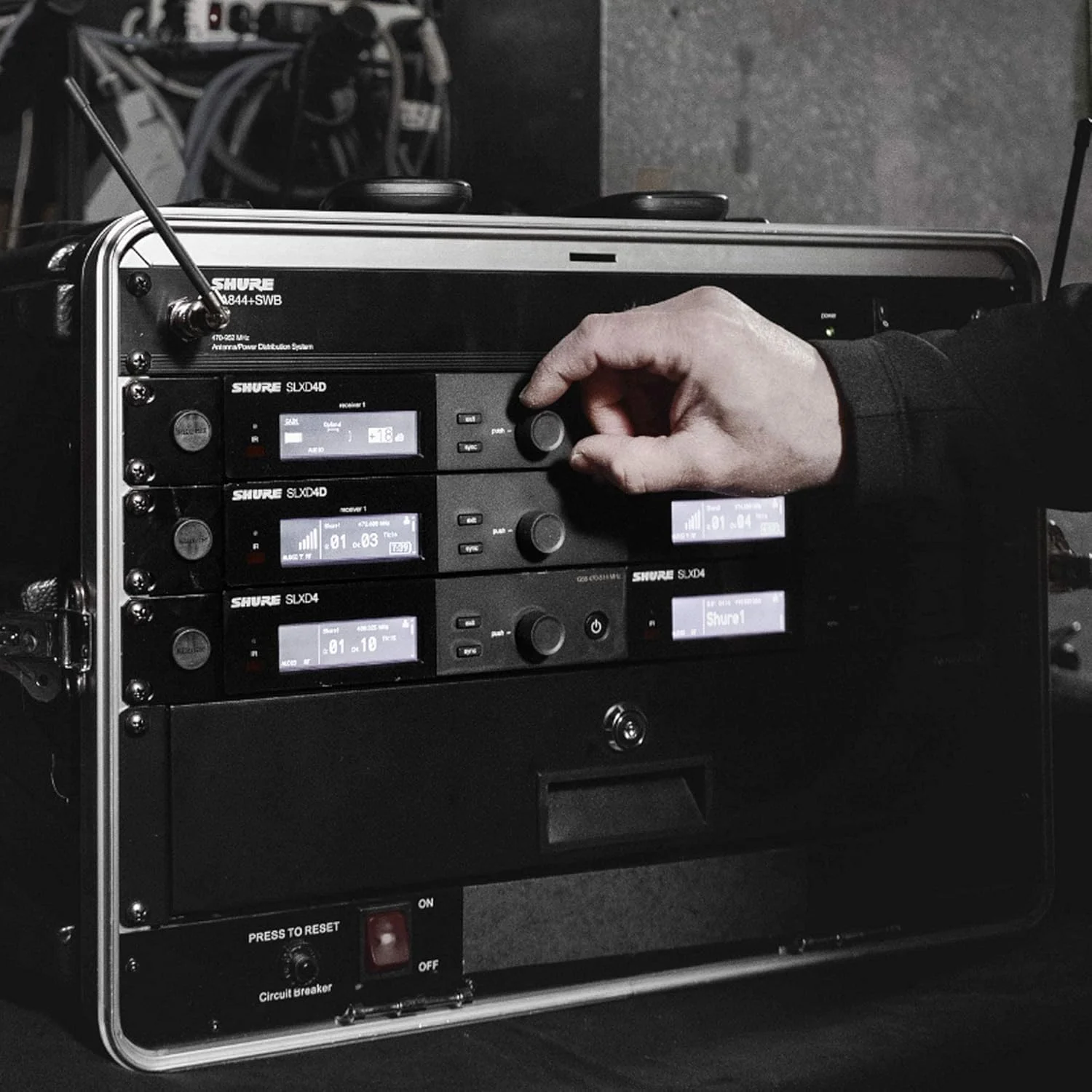 سیستم میکروفون بی سیم دیجیتال دو کاناله Shure SLXD24D/SM58 - شامل دو فرستنده دستی SLXD2 با کپسول میکروفون وکال SM58، گیرنده رک مونت SLXD4D | باند J52 (SLXD24D/SM58-J52) سیستم میکروفون بی سیم دیجیتال دو کاناله Shure SLXD24D/SM58 - شامل دو فرستنده دستی SLXD2 با کپسول میکروفون وکال SM58، گیرنده رک مونت SLXD4D | باند J52 (SLXD24D/SM58-J52)