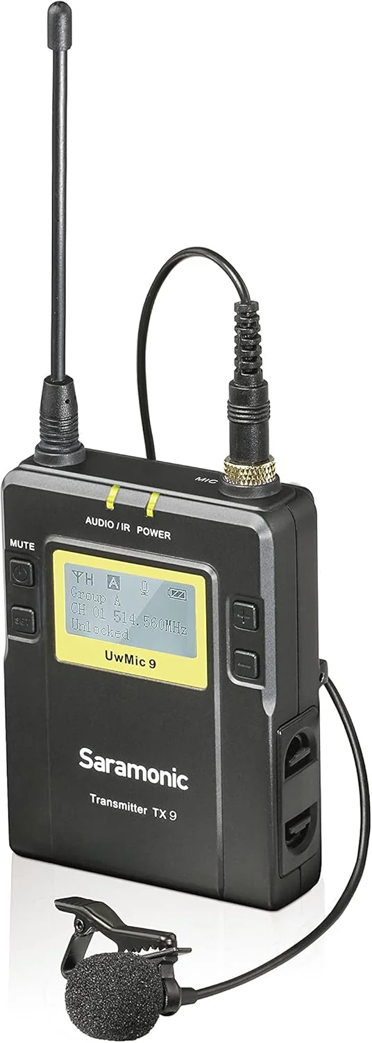 فرستنده بادی‌پک بی‌سیم دیجیتال UHF سارامونیک TX9 با 96 کانال به همراه میکروفون یقه‌ای (514 تا 596 مگاهرتز)