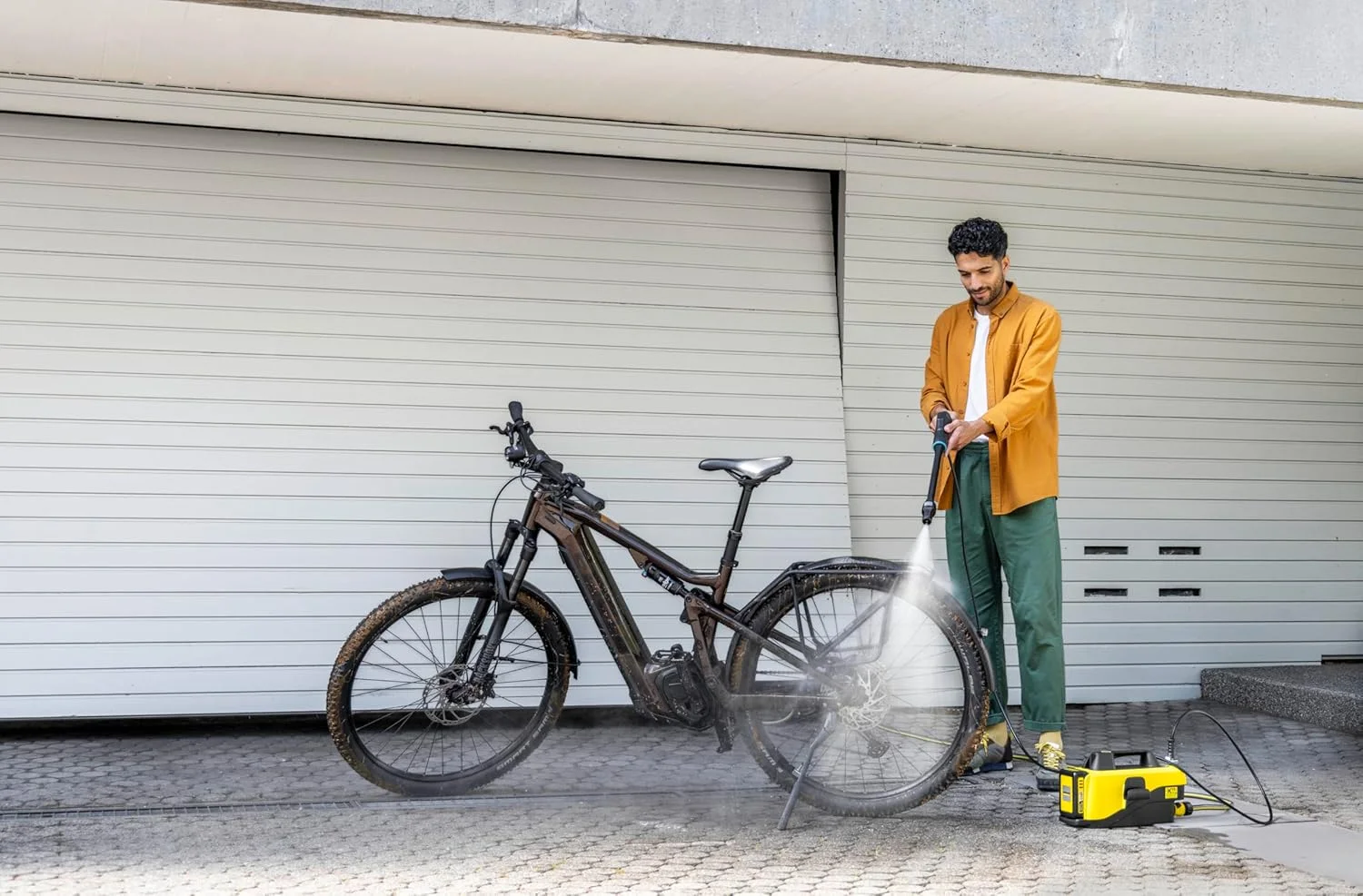 کارواش سیار پرمیوم Karcher OC 6-18 – دستگاه تمیز کننده قابل حمل بی سیم با مخزن آب یکپارچه برای دوچرخه، کمپینگ و باغ