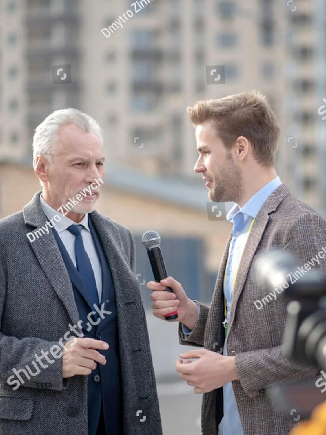 پایه میکروفون بی‌سیم با طراحی قابل حمل، مشکی