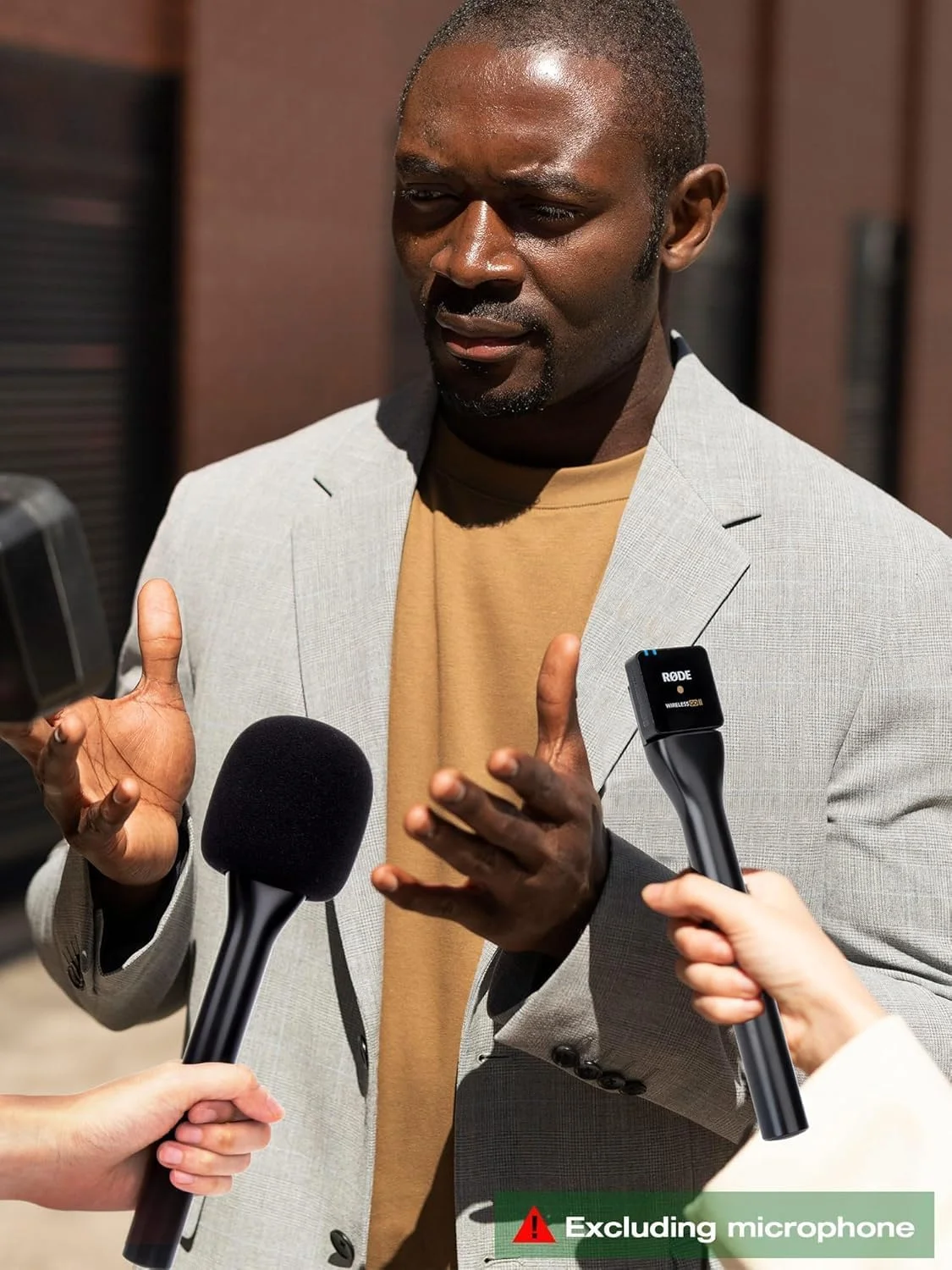 پایه میکروفون بی‌سیم با طراحی قابل حمل، مشکی